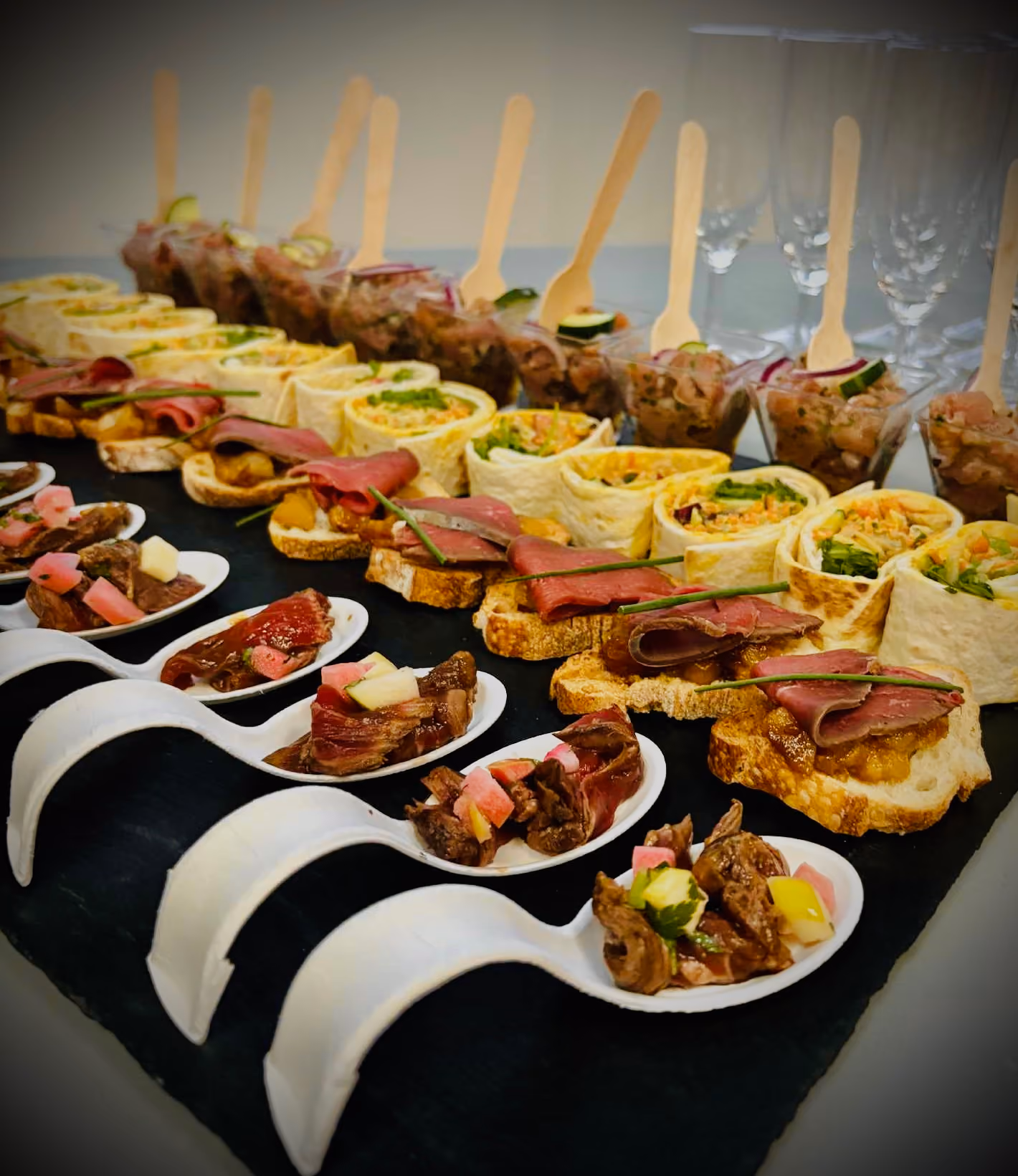Buffet apéritif traiteur : cuillères gourmandes, canapés au magret, wraps et verrines de tartare sur ardoise