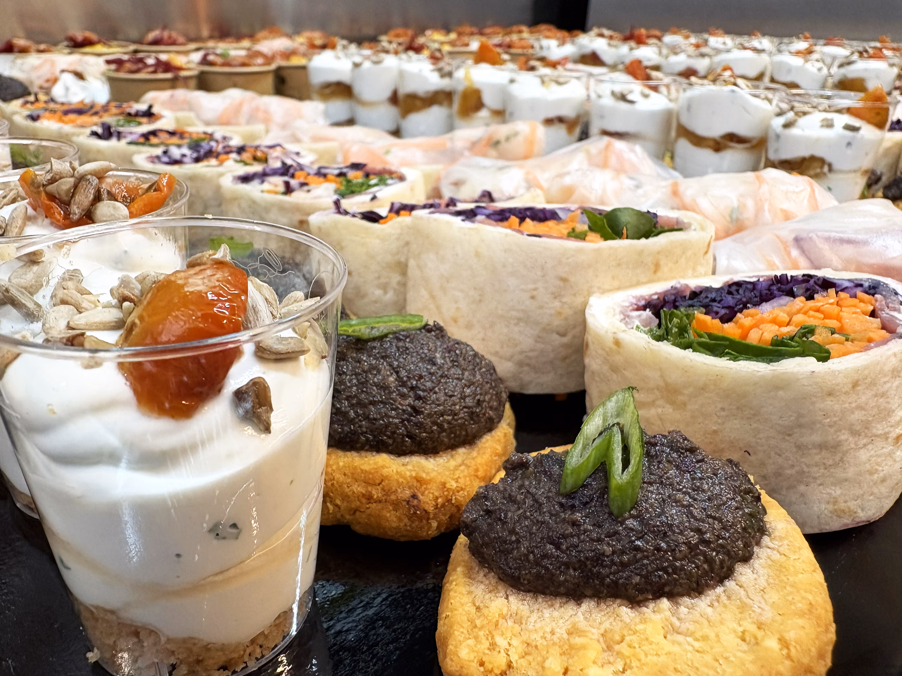 Assortiment traiteur : verrines salées, sablés à la tapenade et wraps aux crudités pour buffet apéritif