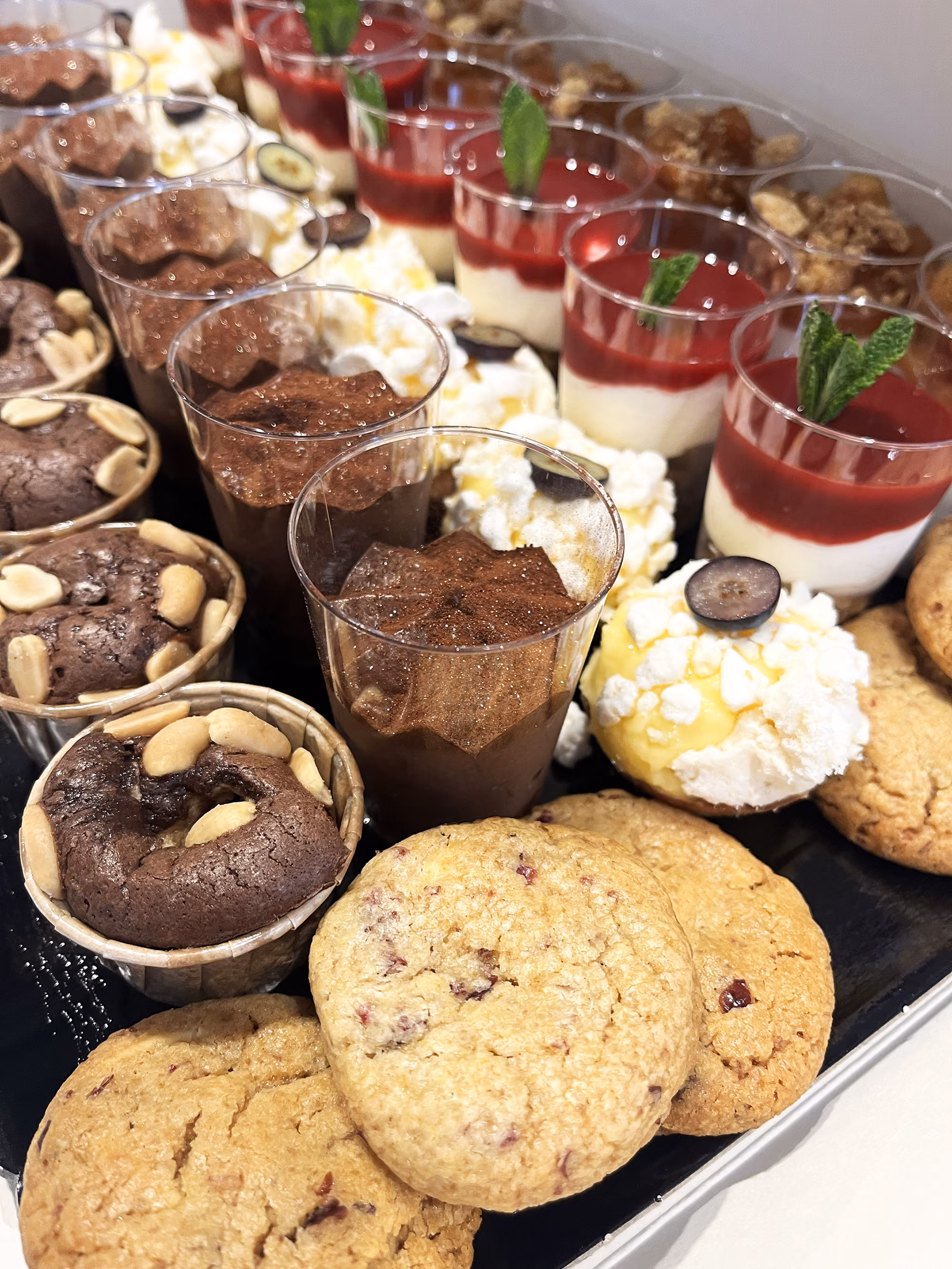 Plateau de desserts variés : cookies, moelleux chocolat-cacahuète, verrines de mousse et panna cotta