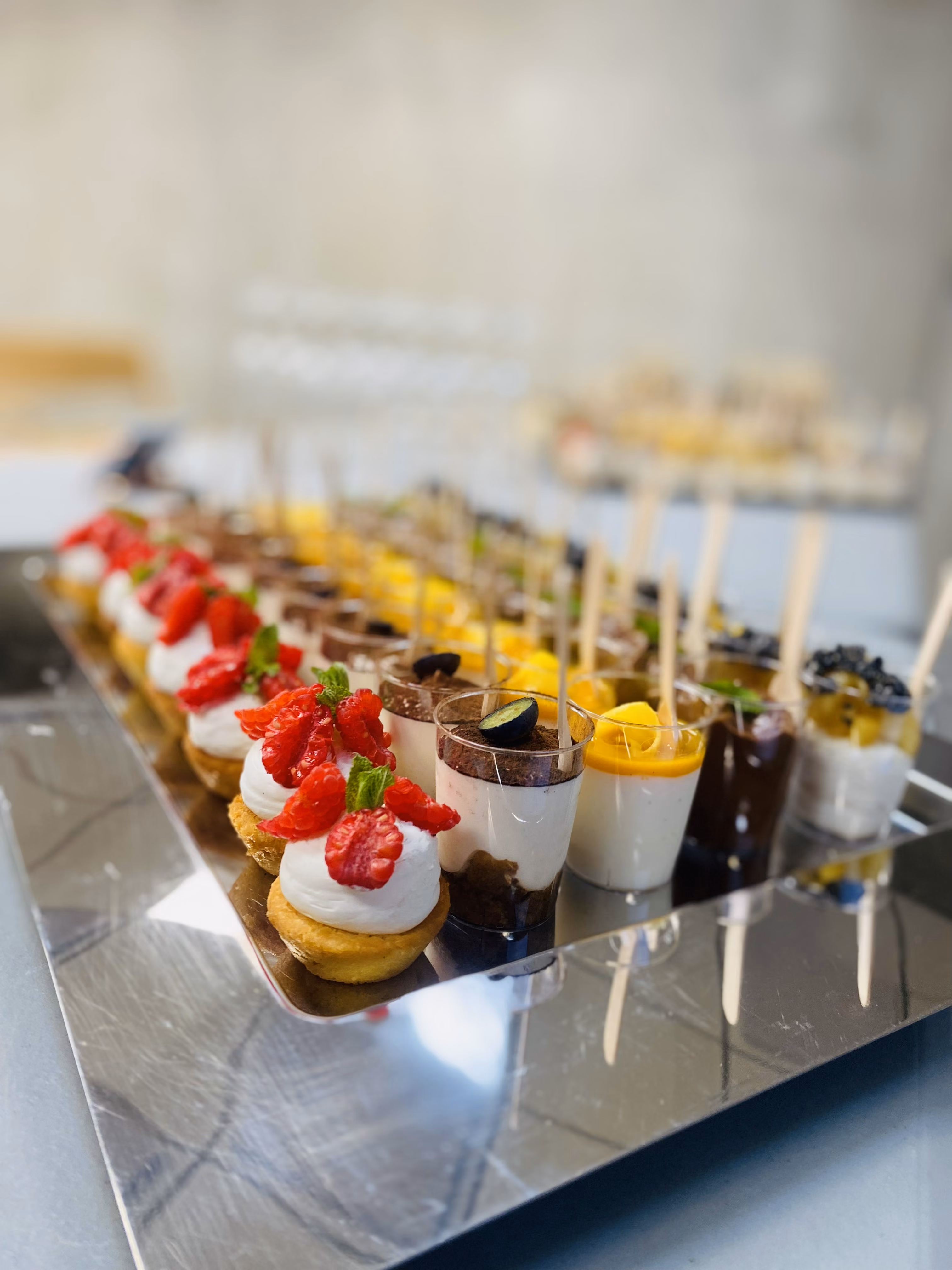 Plateau de mignardises et verrines sucrées : tartelettes aux fraises, tiramisu et crèmes aux fruits
