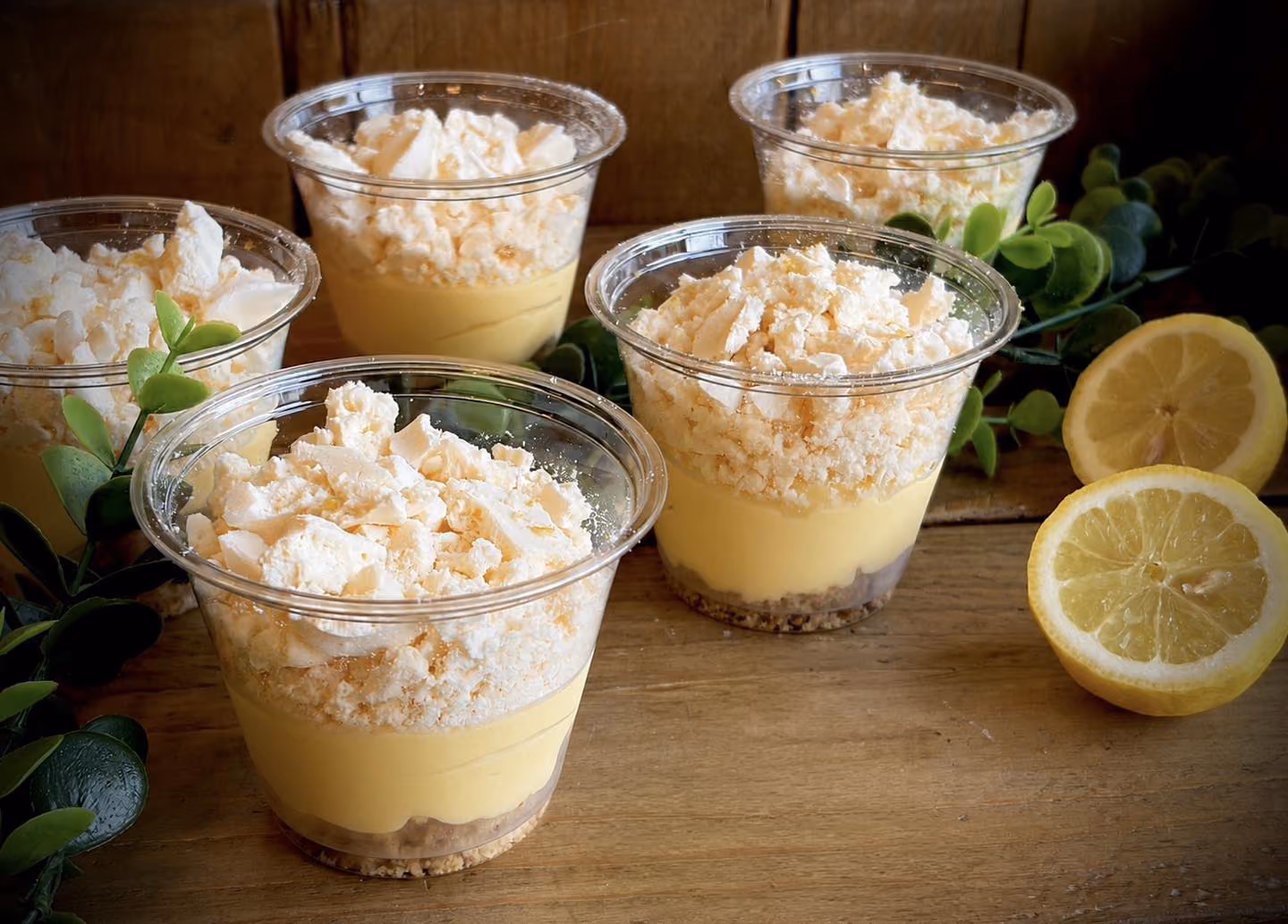 Verrines de tarte au citron meringuée : crème citron, éclats de meringue et sablé, avec citrons frais