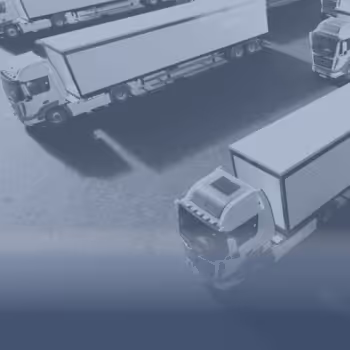 Mehrere LKW-Auflieger parken auf einem Industriegelände.