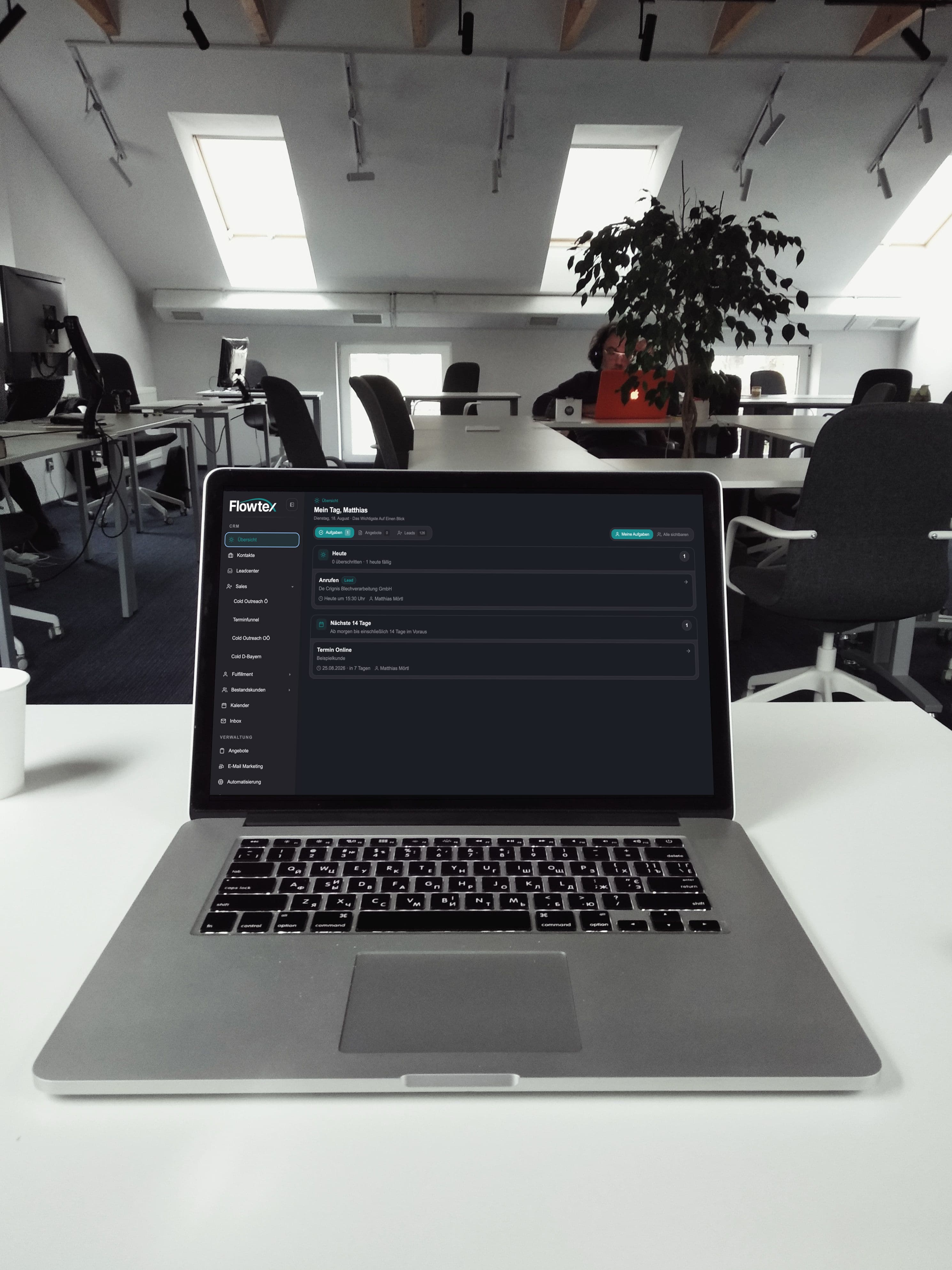 Laptop im Büro mit Flowtex geöffnet
