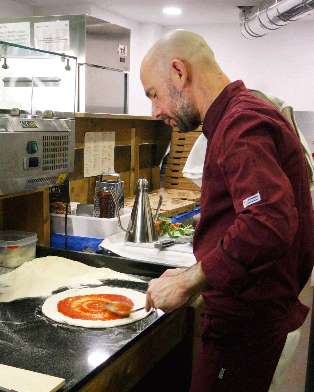 Gif de Ignazio, Maestro pizzero preparando pizza artesanal y colocándola en el horno en La Spiga El Masnou