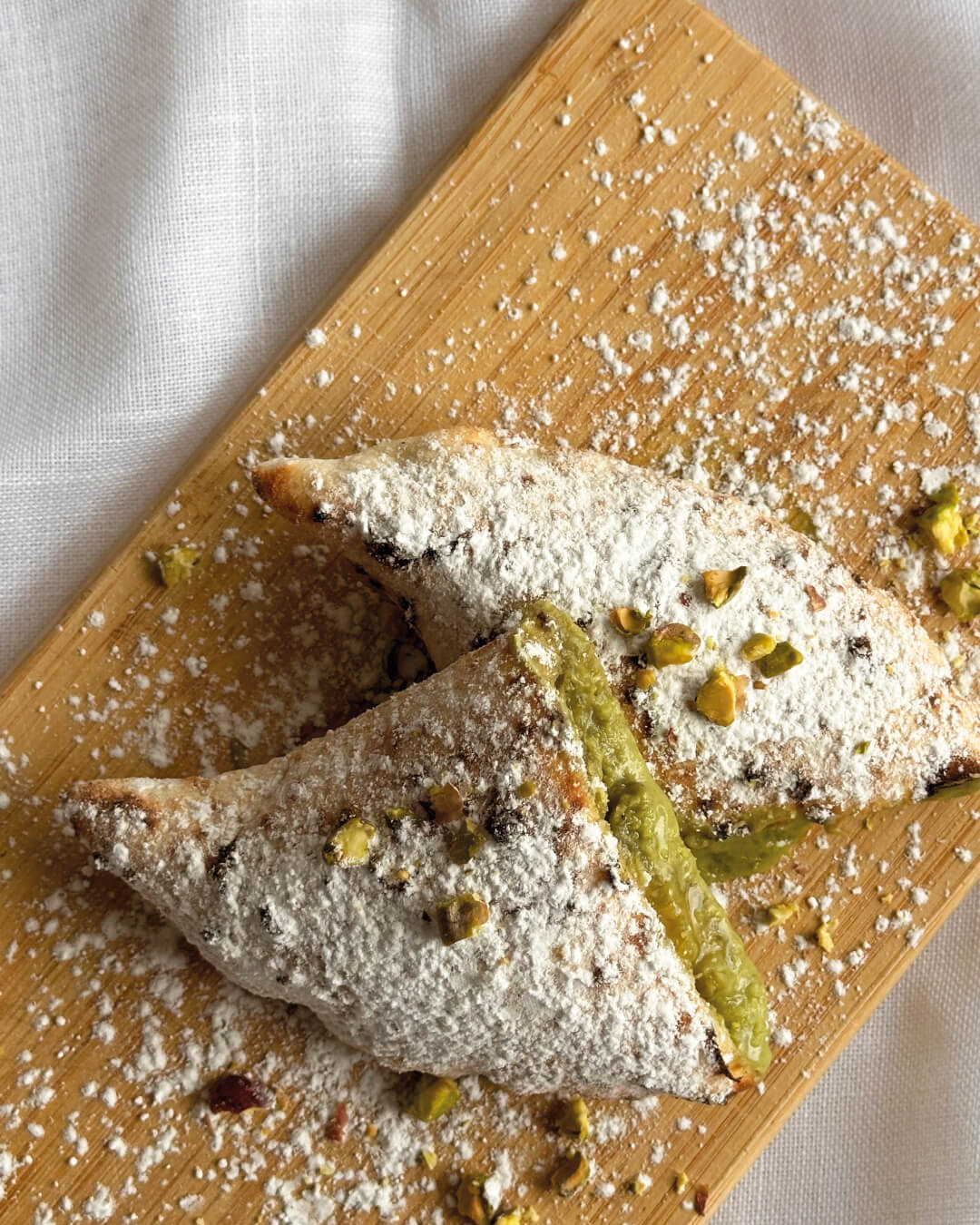 Mini calzone dulce con chocolate blanco y pistacho en La Spiga El Masnou