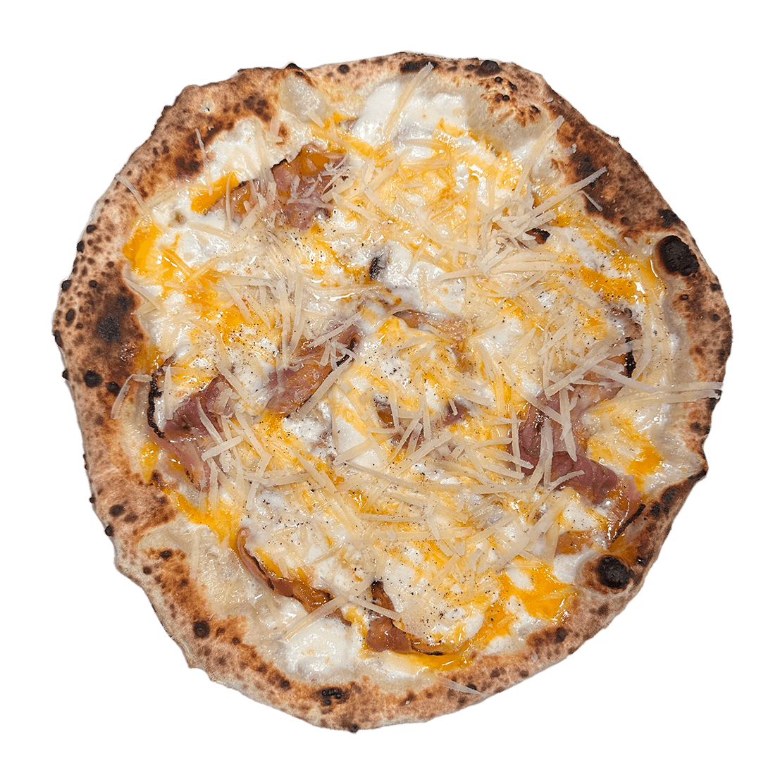 CARBONARA  Pizza artesanal carbonara con fior di latte, panceta, huevo y parmesano en La Spiga El Masnou