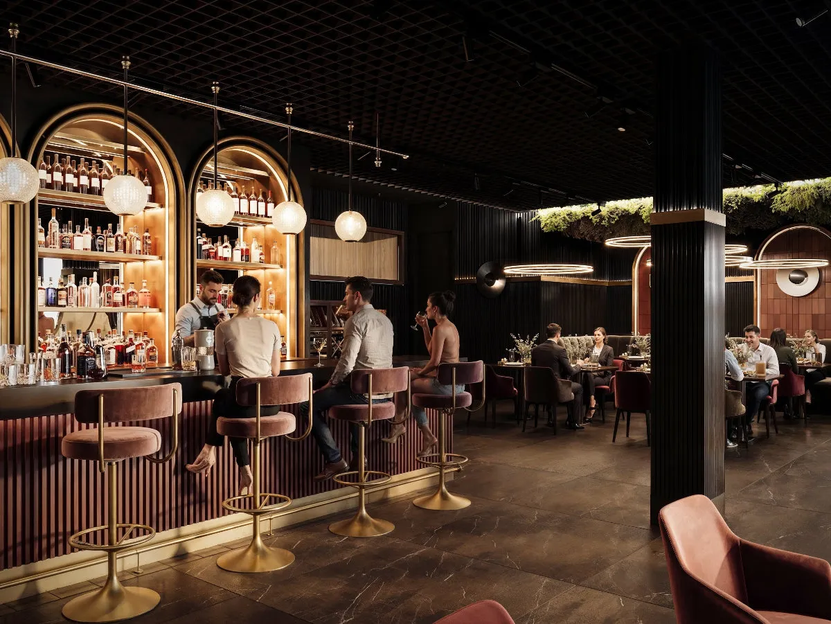 Elegancki bar i restauracja z siedzącymi gośćmi na wysokich stołkach oraz przy stolikach, z ciepłym oświetleniem i nowoczesnym wnętrzem.