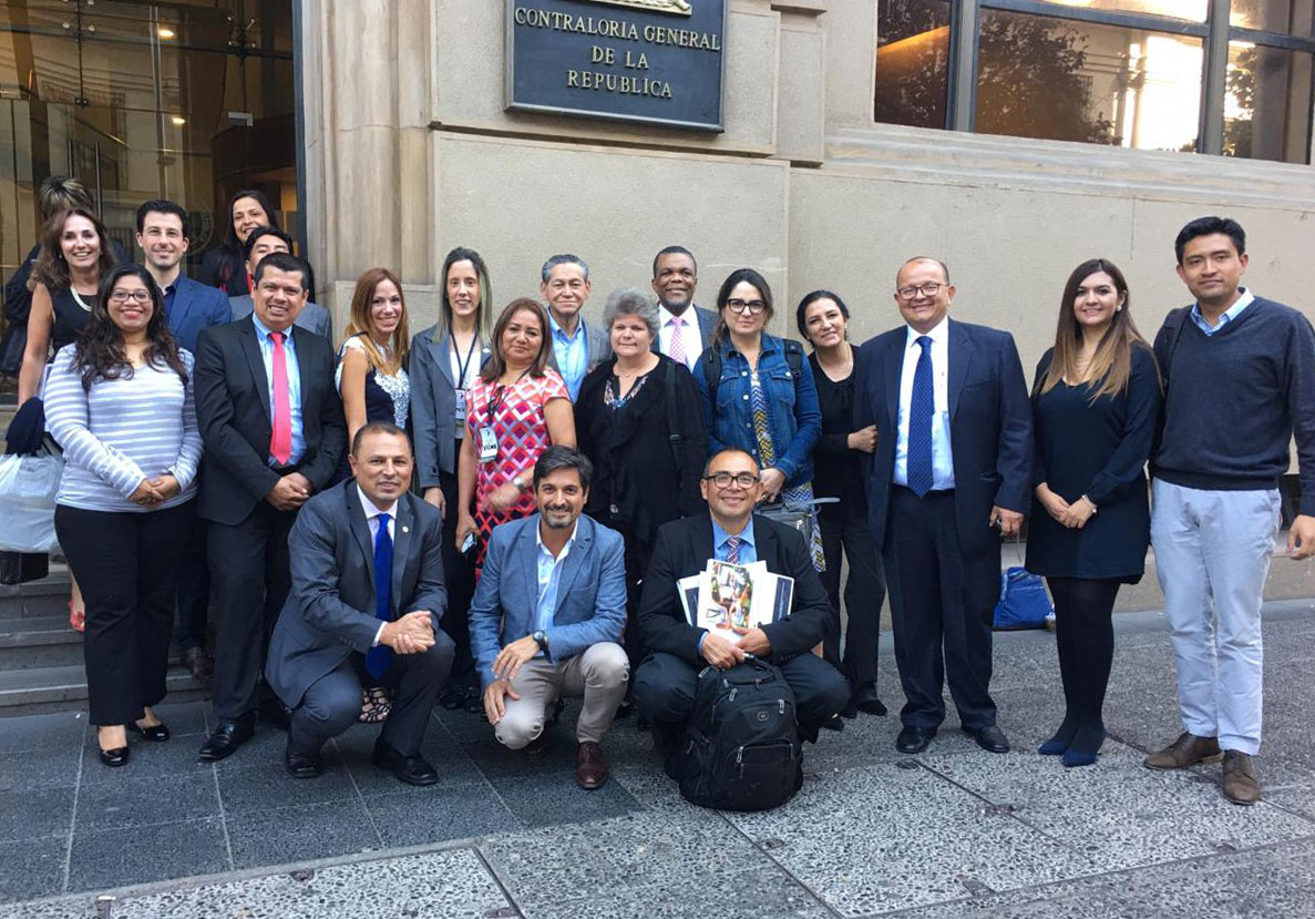 Grupo frente a la Camara de Cuentas Chile