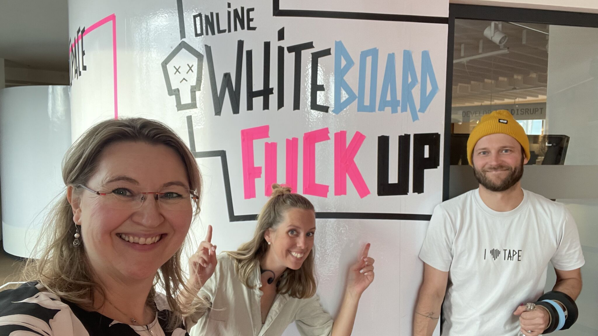 Menschen vor einem Online-Whiteboard-Schriftzug
