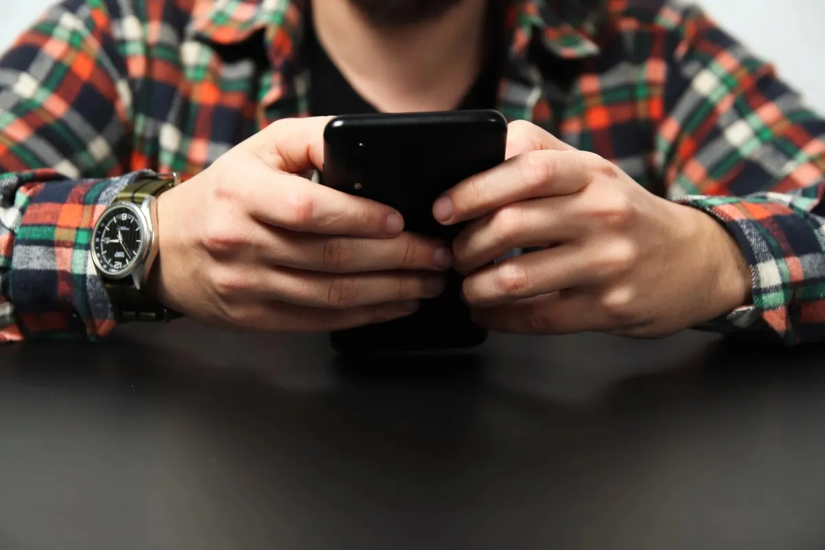 man holding a phonw