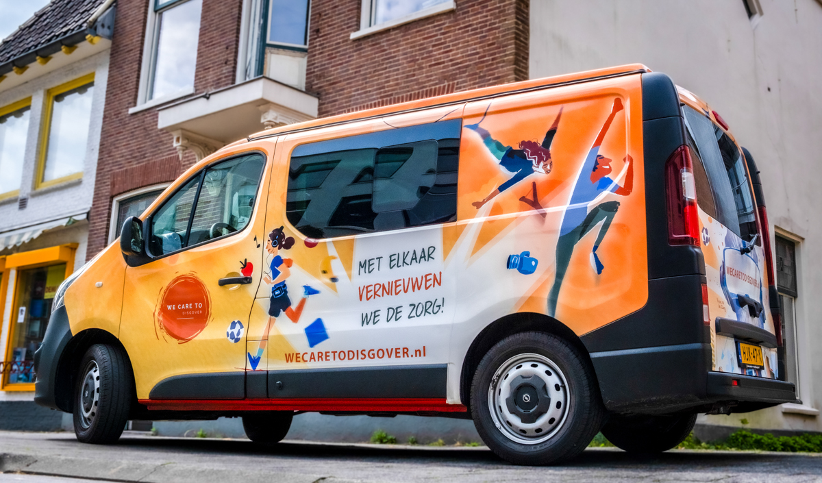 Oranje en gele bestelwagen met afbeeldingen van rennende mensen en Nederlandse tekst die innovatie in de gezondheidszorg promoot, met de website wecaretodisgover.nl.