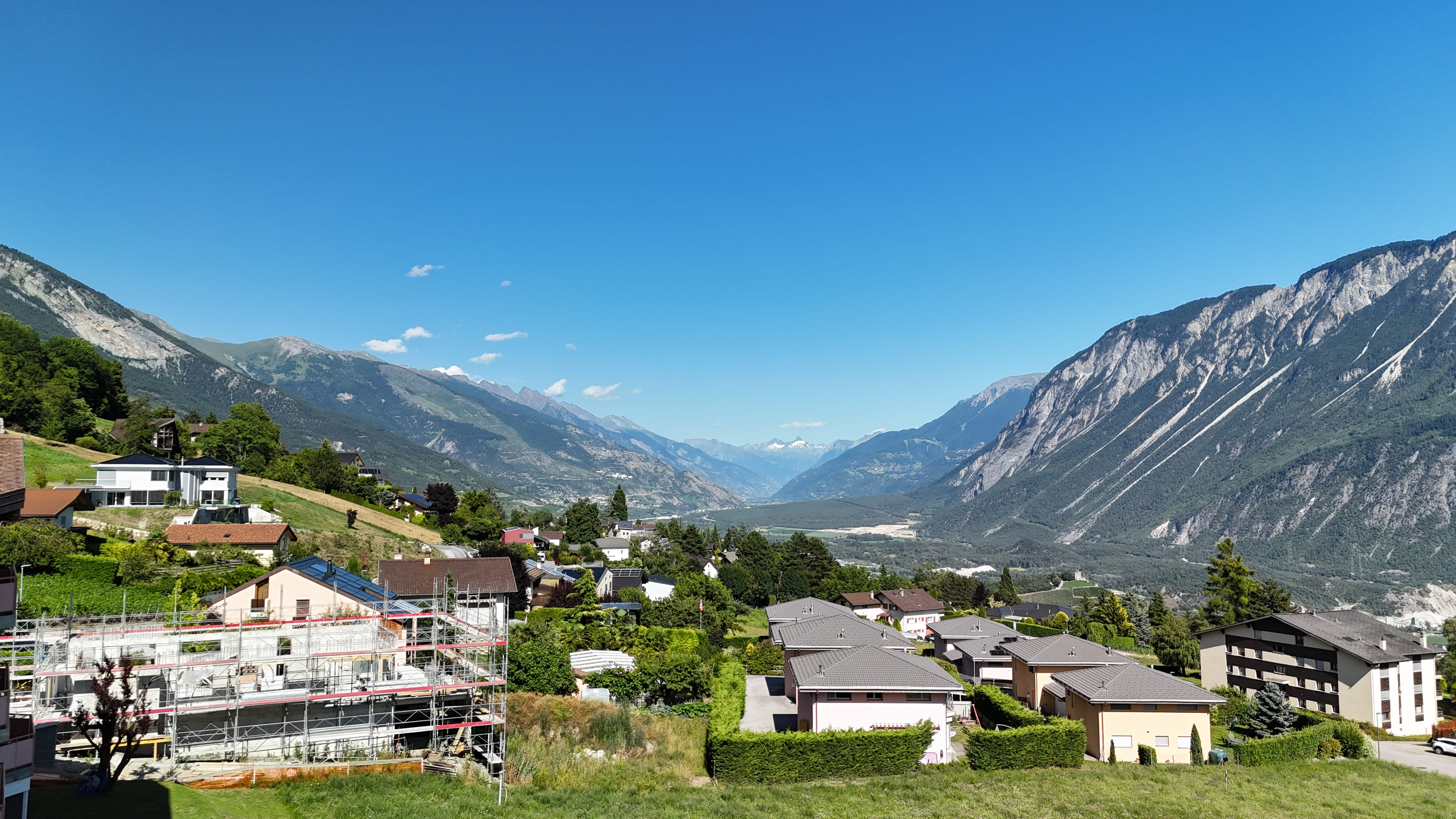 Attique d'exception de 5.5 pièces de standing avec jardin et vue sur la plaine et les montagnes