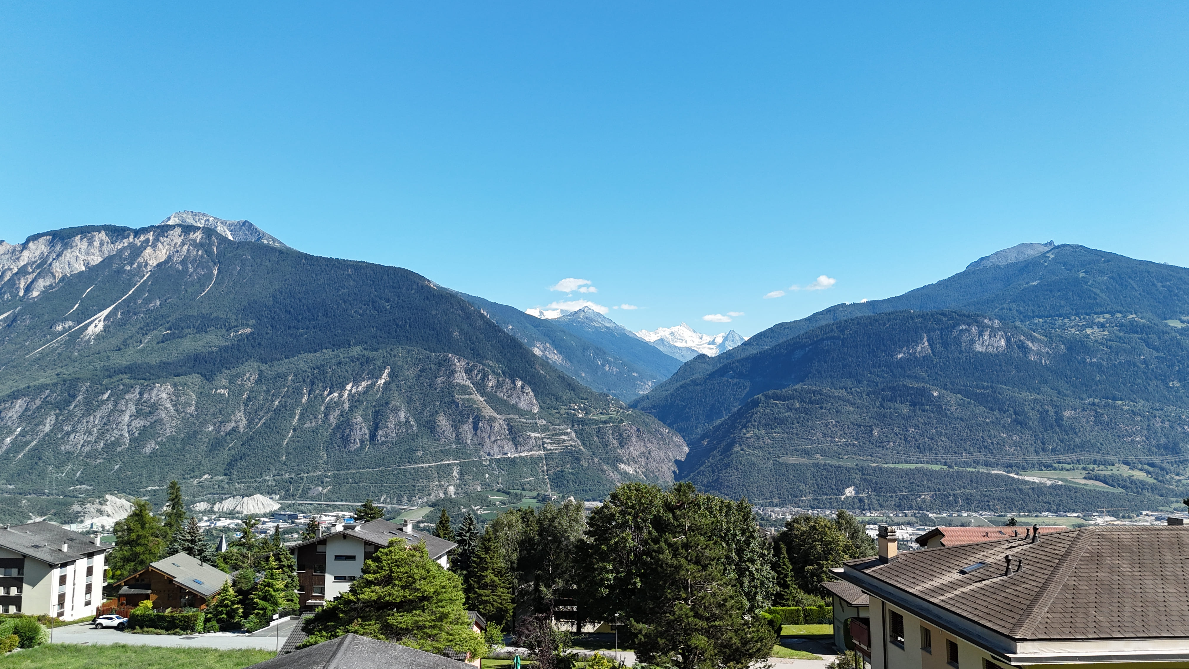 Attique d'exception de 5.5 pièces de standing avec jardin et vue sur la plaine et les montagnes
