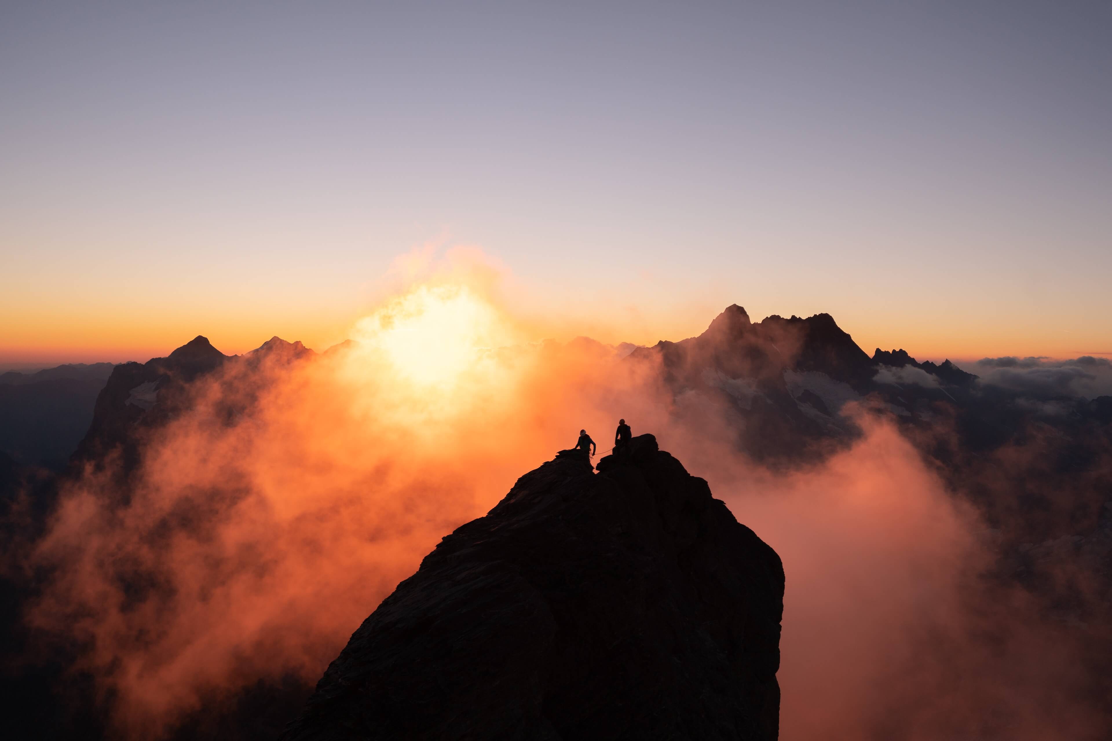 Horolezci na hřebeni při východu slunce, Chamonix