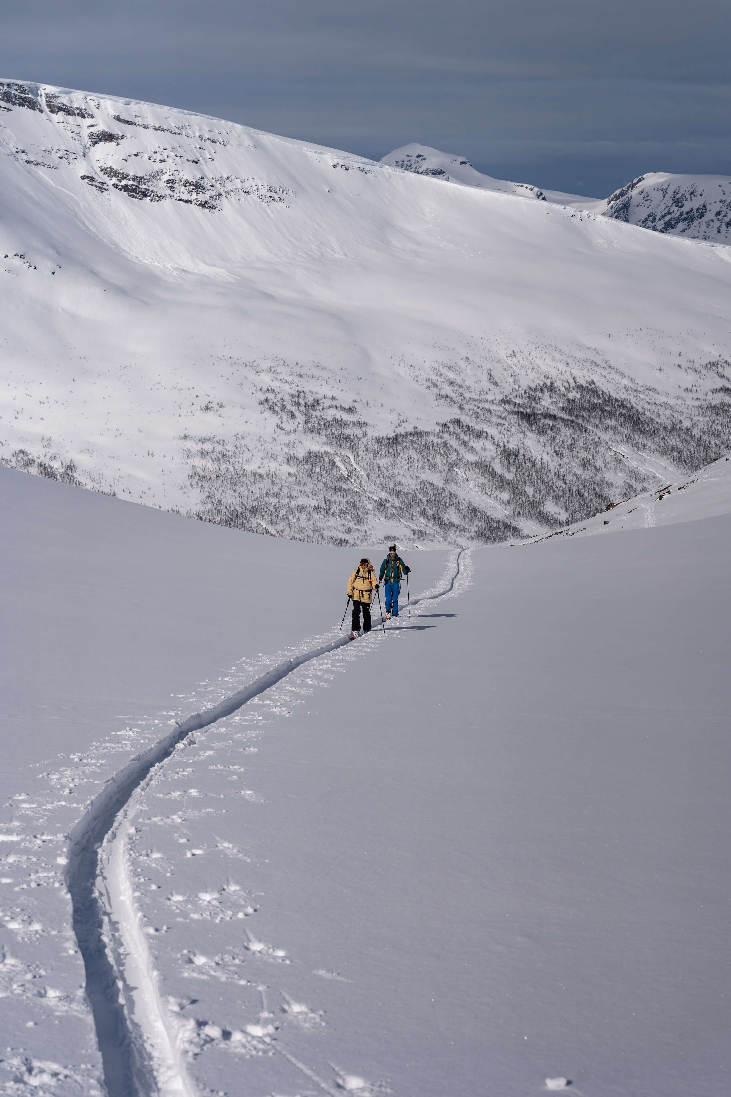 Dva skialpinisté na stoupací stopě, Lyngen