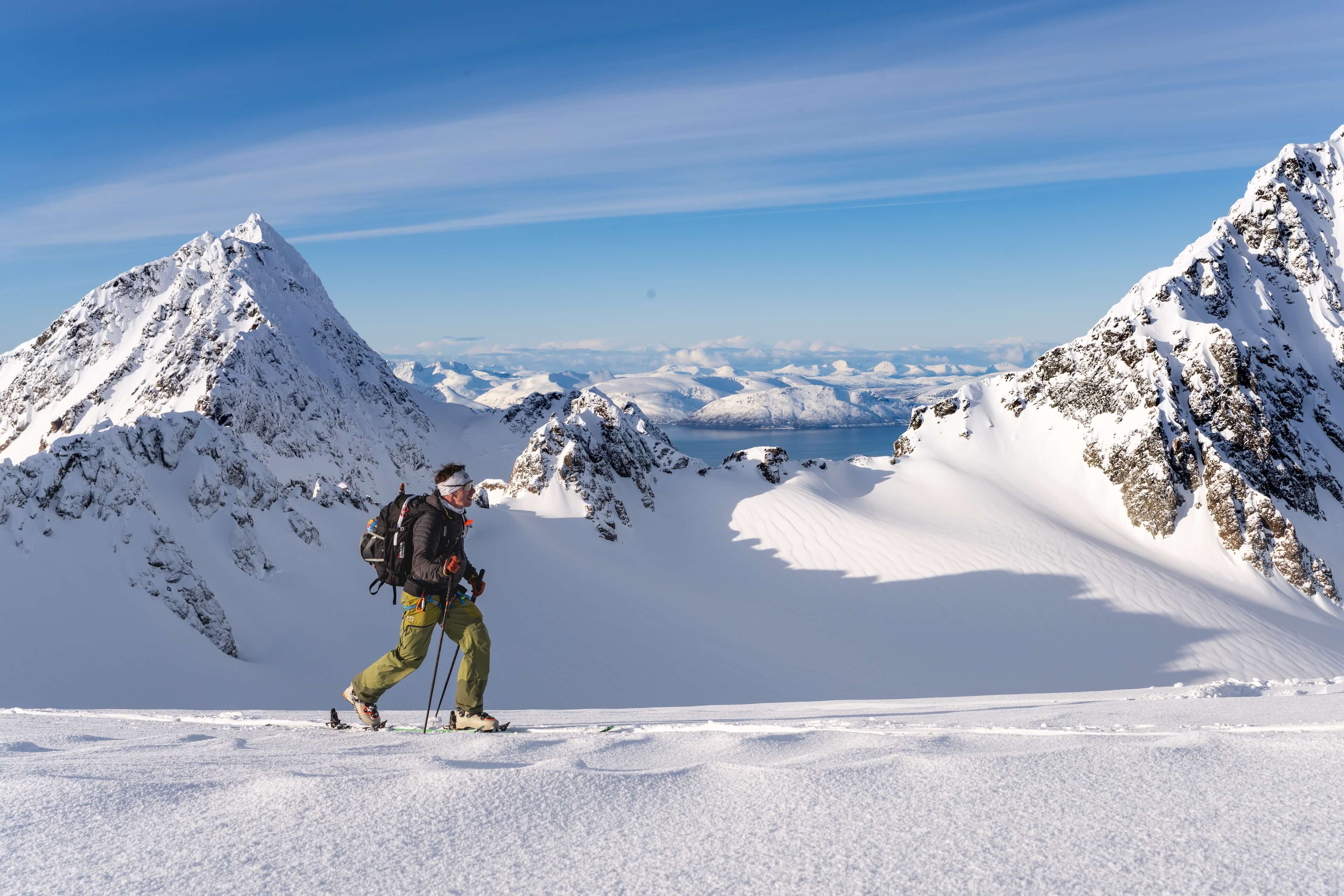 Skialpista traverzuje hřeben s výhledem na fjordy