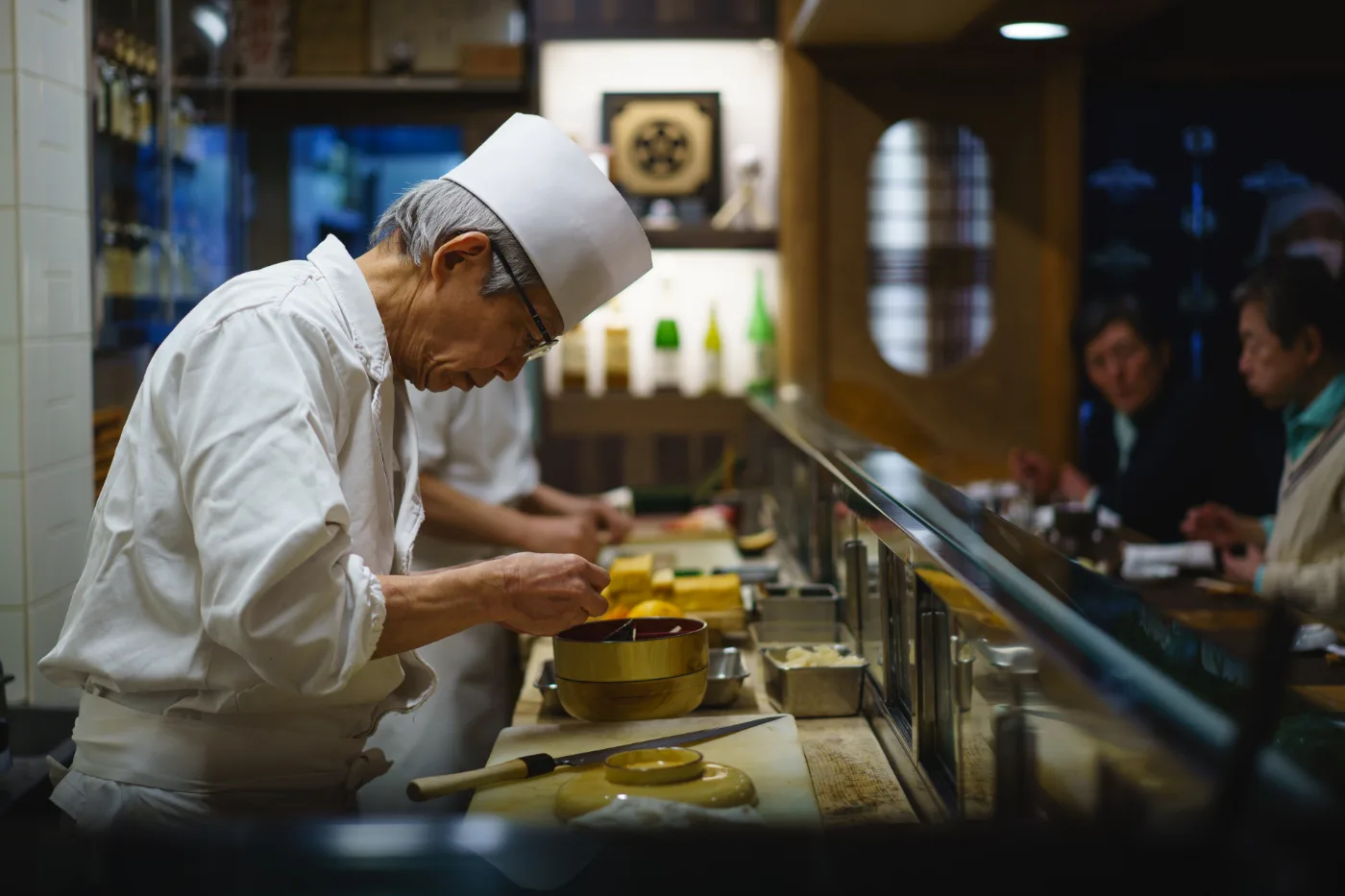 Šéfkuchař připravuje sushi v tradiční japonské restauraci
