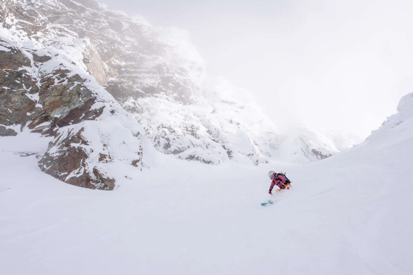 Sjezd strmé stěny pod skalním masivem, Lyngen