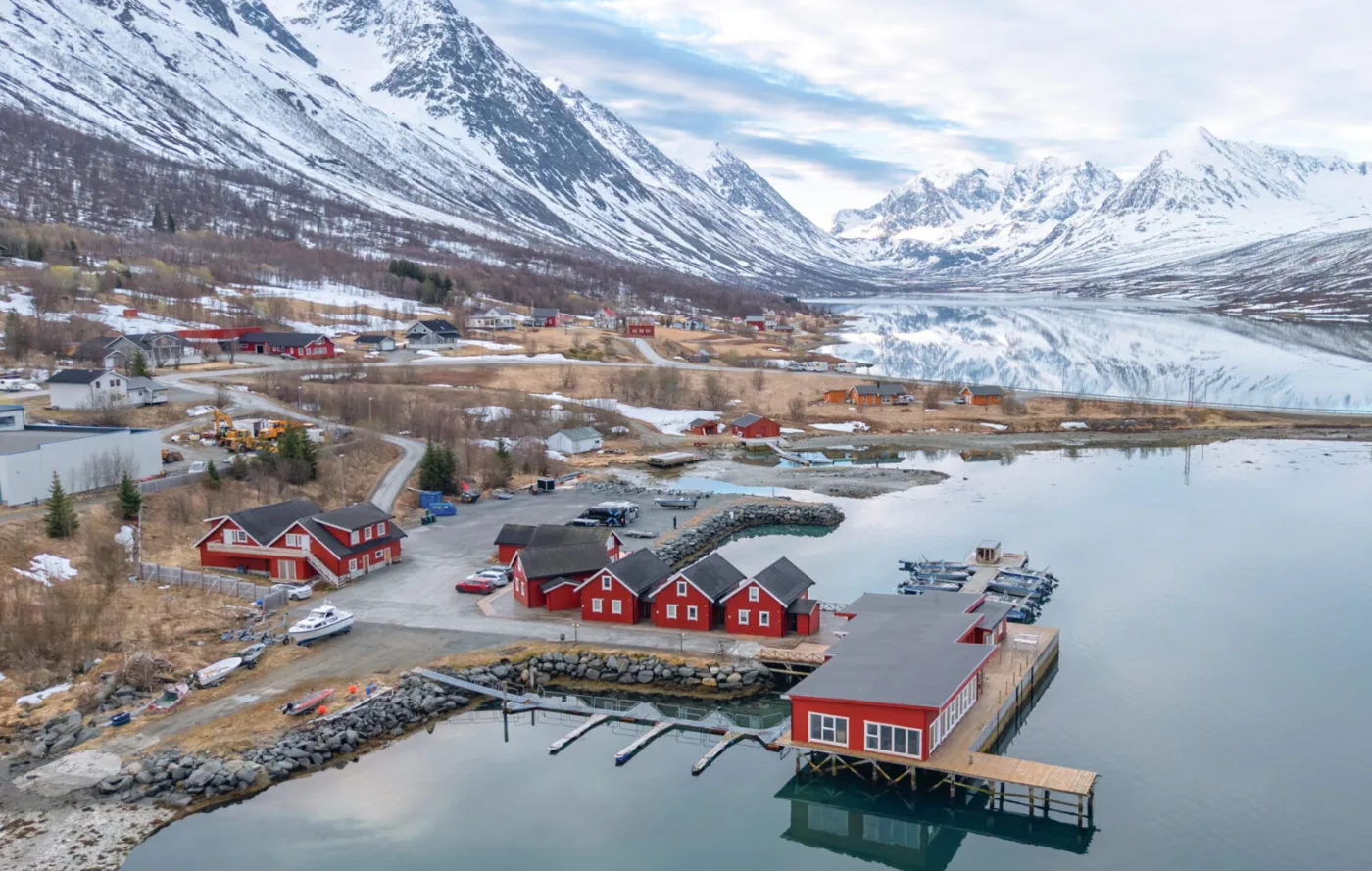 Rybářská vesnice s červenými domky u fjordu, Lyngen
