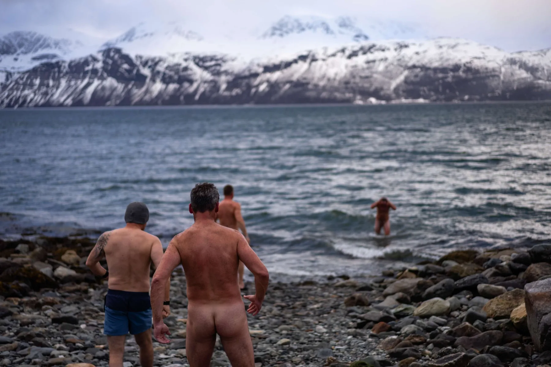 Otužilecká koupel ve fjordu po dni na lyžích, Norsko