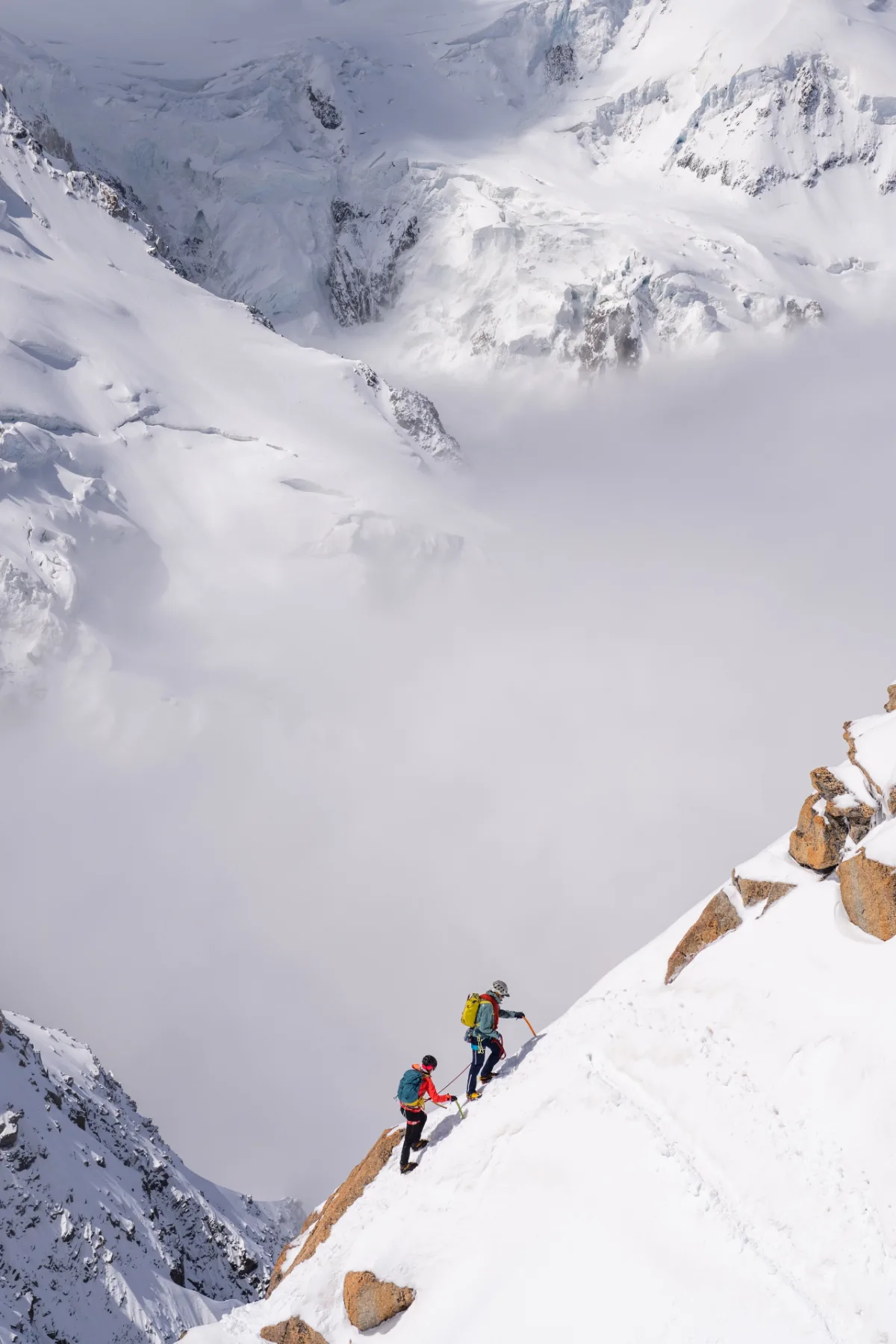 Sestup po hřebeni nad mořem mraků, Chamonix