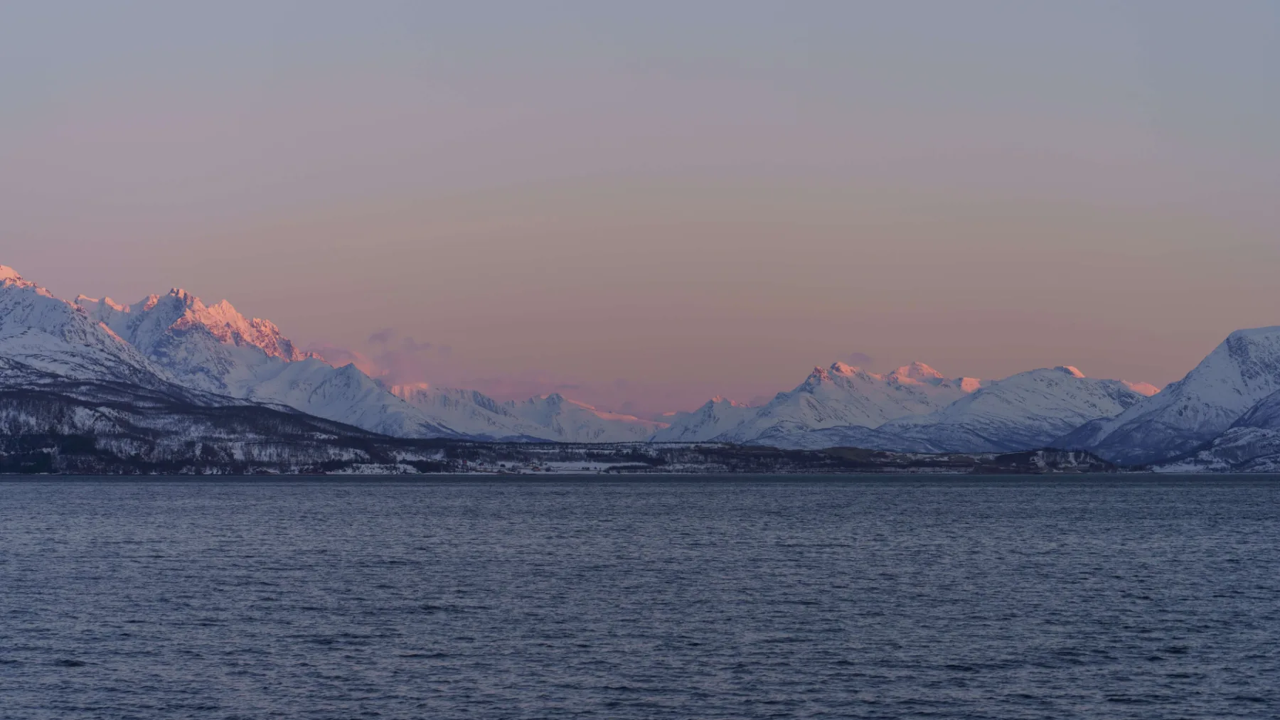 Polární soumrak nad fjordem a štíty Lyngenu