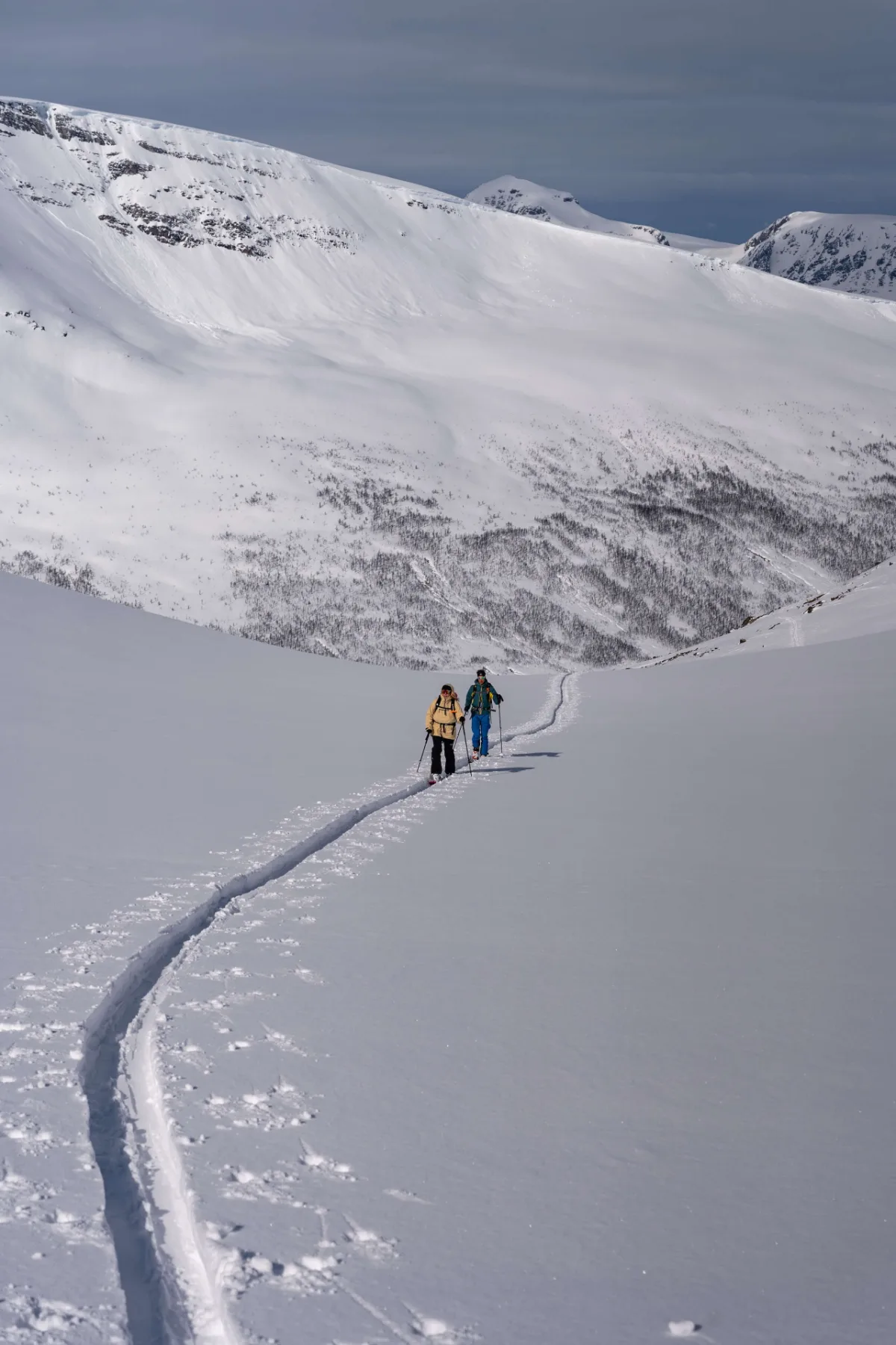 Dva skialpinisté na stoupací stopě, Lyngen