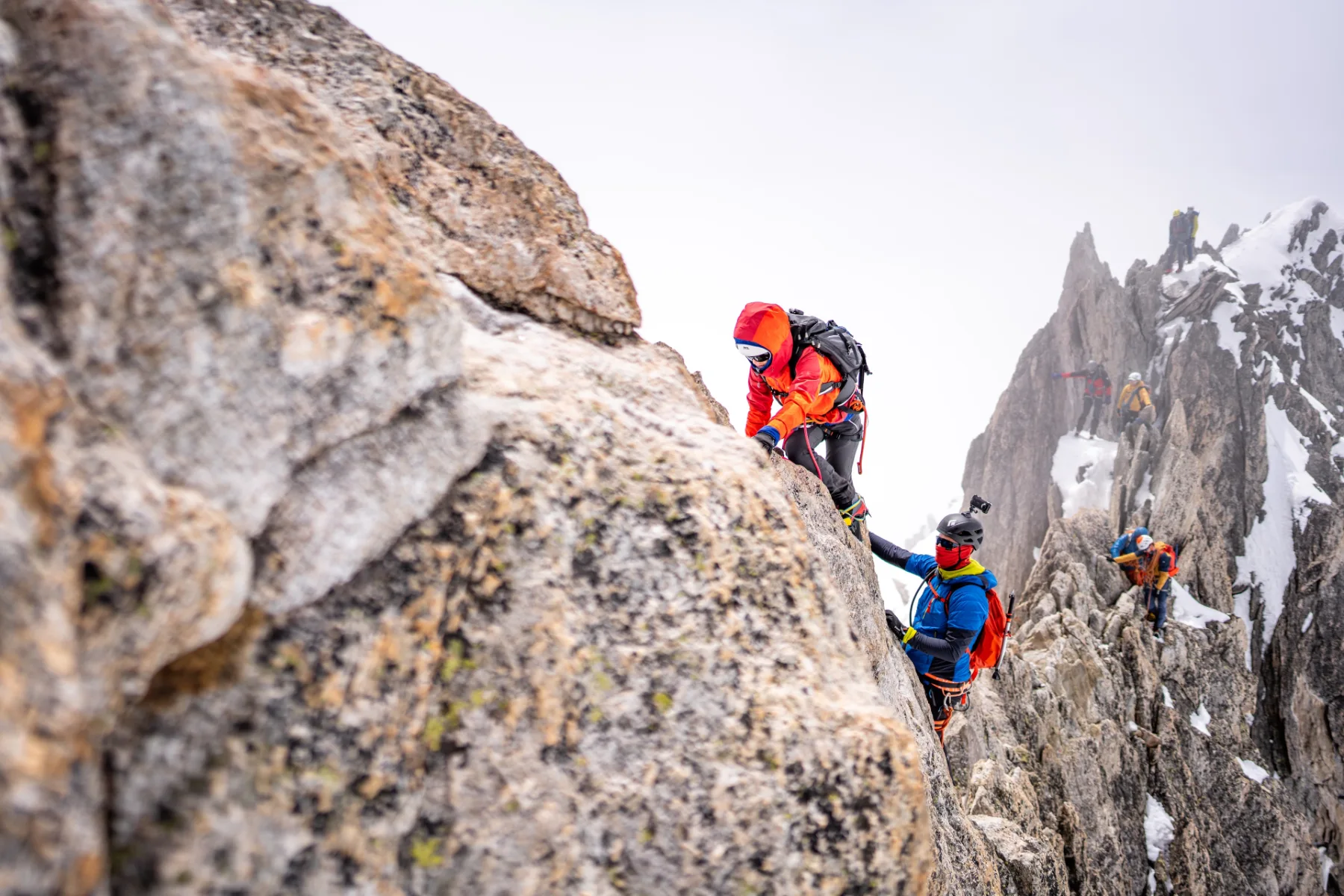 Sestup žulového hřebene na krátkém laně, Chamonix