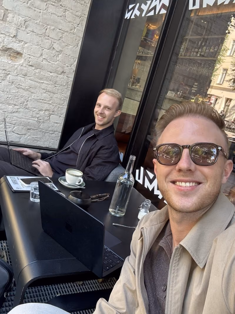 Colin und Bennet van den Berg im Café