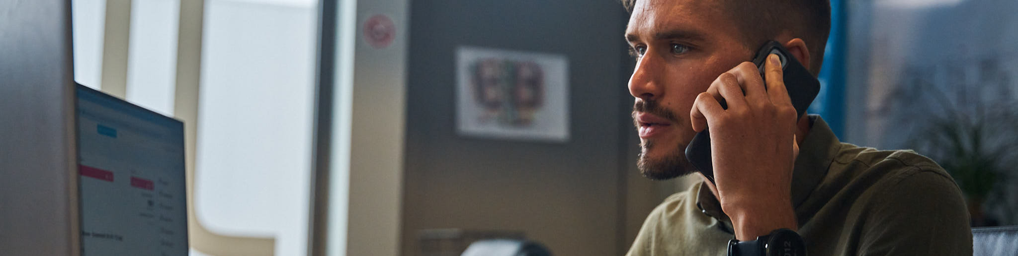 Medewerker Juvah aan de telefoon