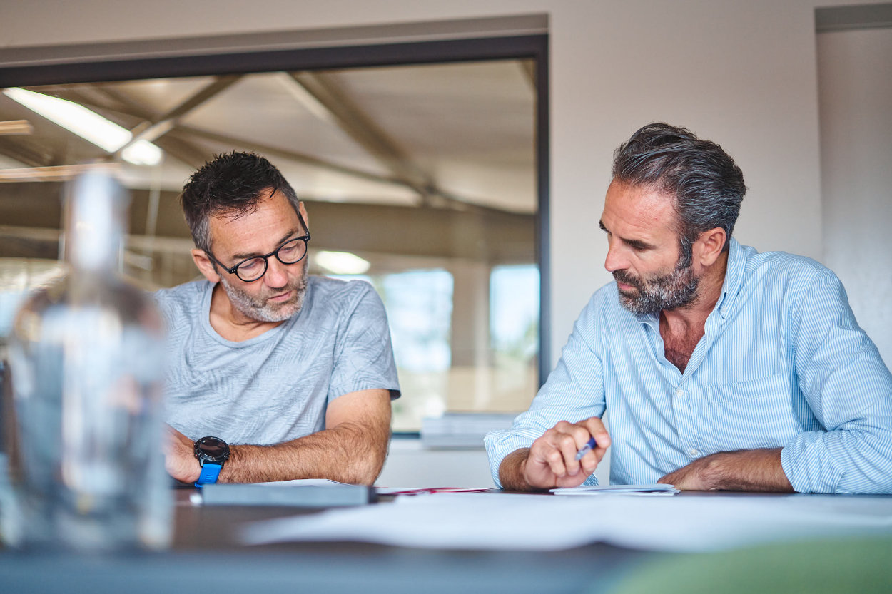 2 werknemers van Juvah die een installatiesysteem ontwerpen