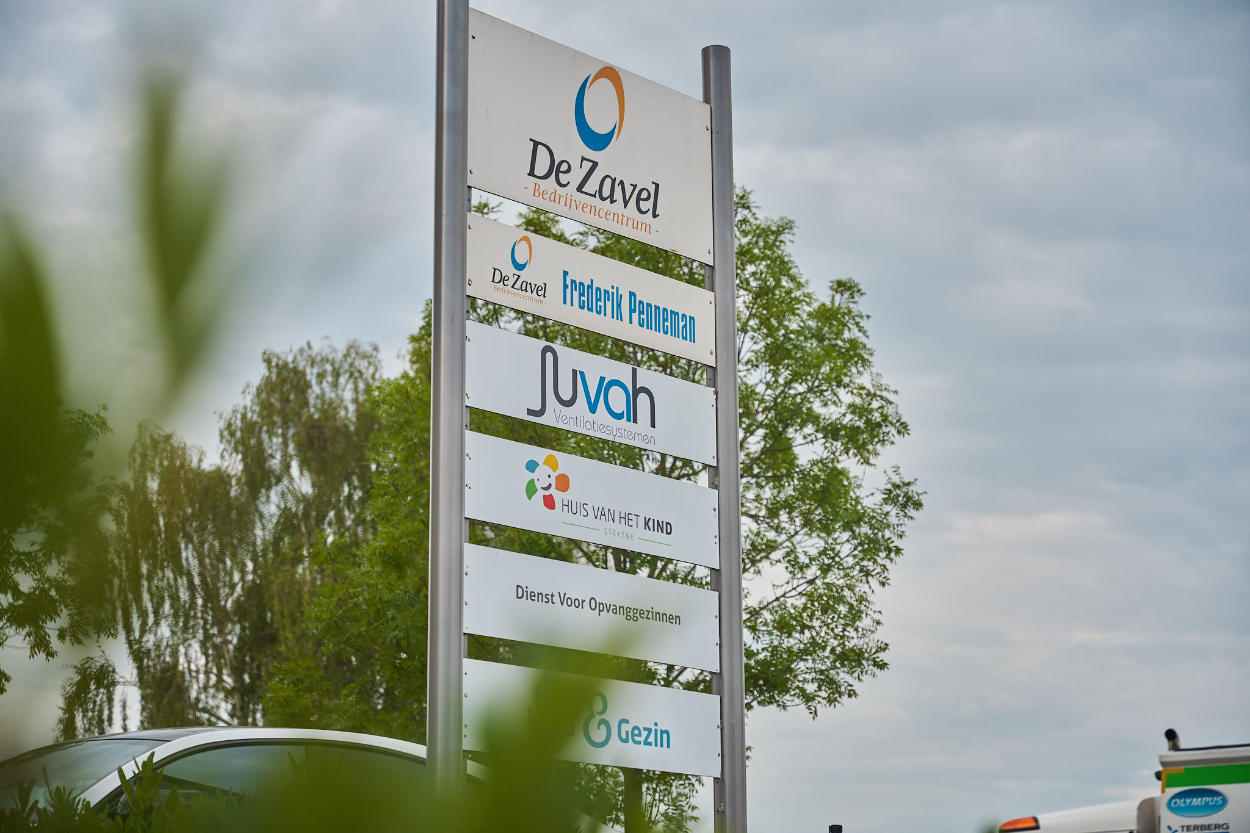 Reclamebord met bedrijfsnamen