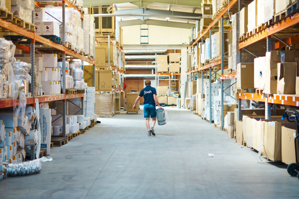 Medewerker in magazijn