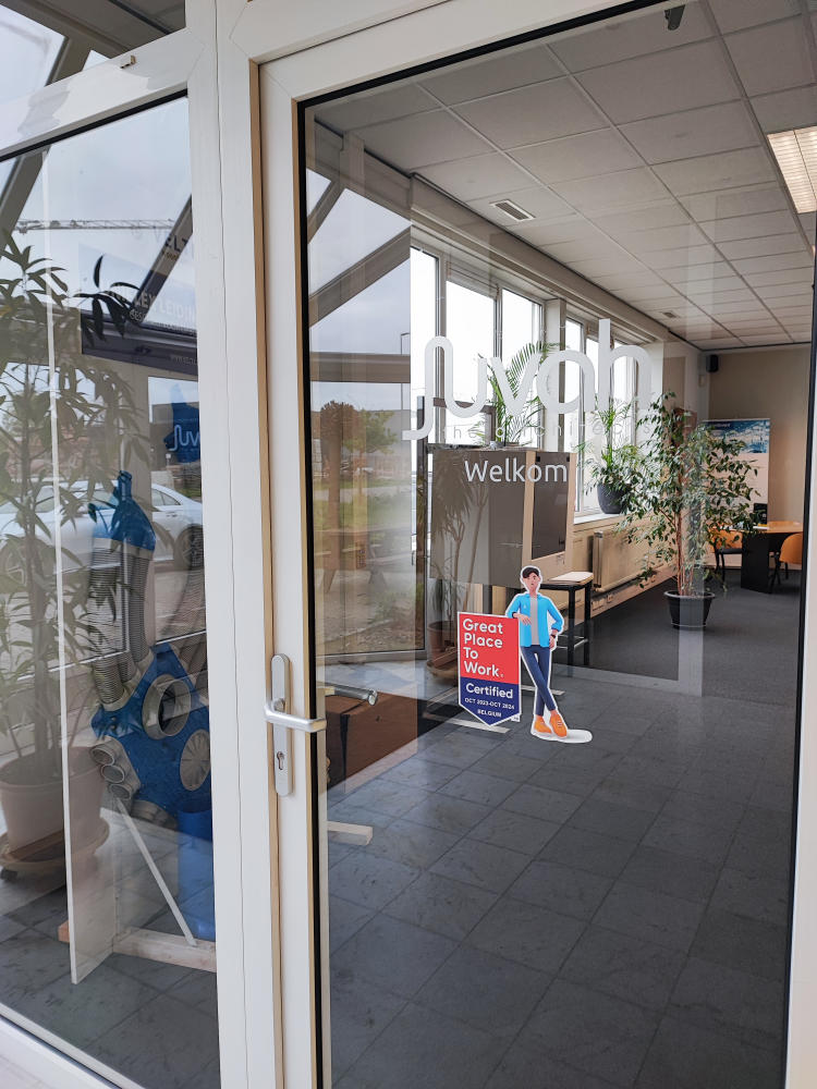 Inkom kantoorgebouw Juvah Loppem