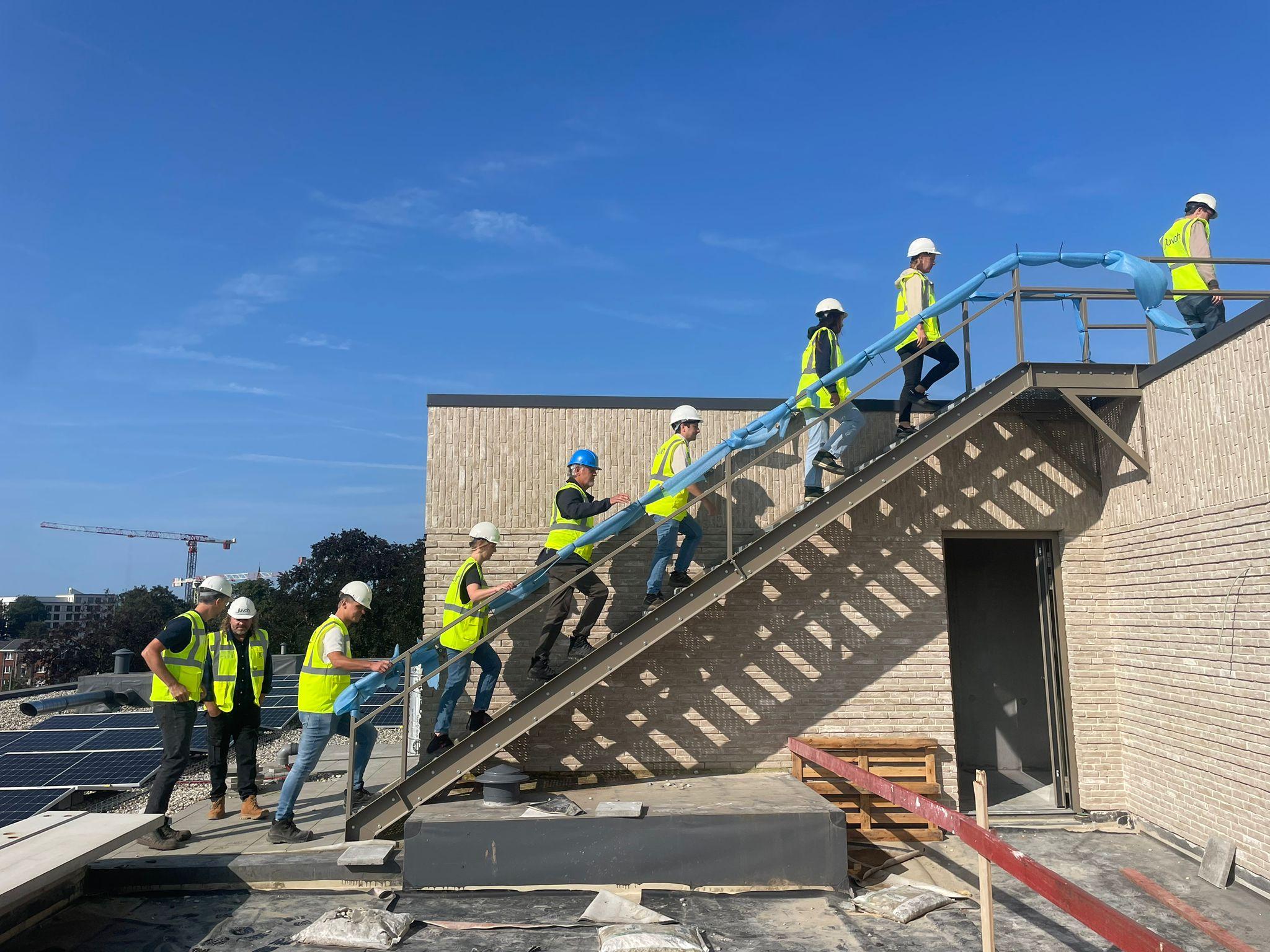 werkman die een ventilatiesysteem onderhoud
