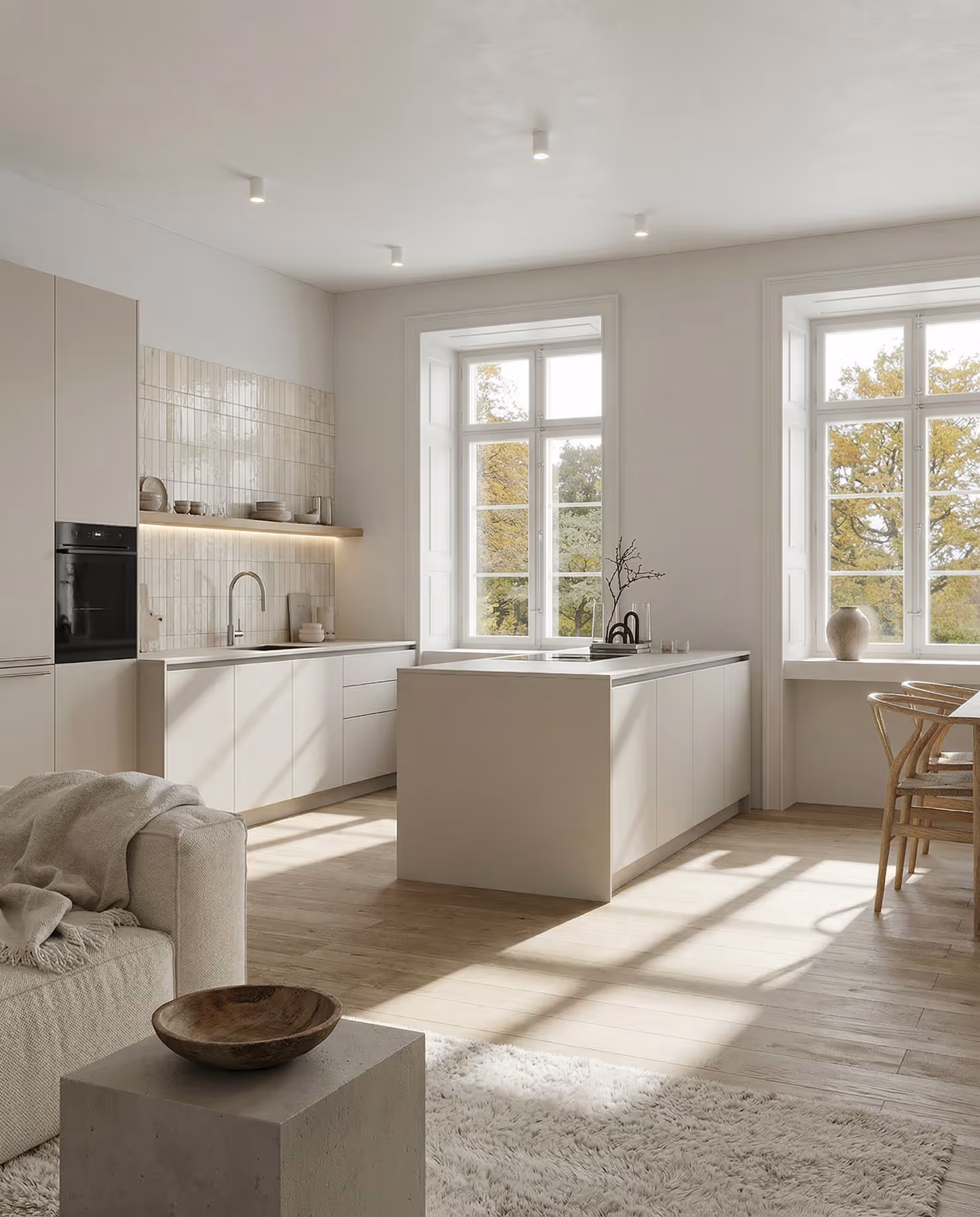 Helle, minimalistische Küche mit Kücheninsel, großen Fenstern und Holzboden, Tageslicht fällt ein.