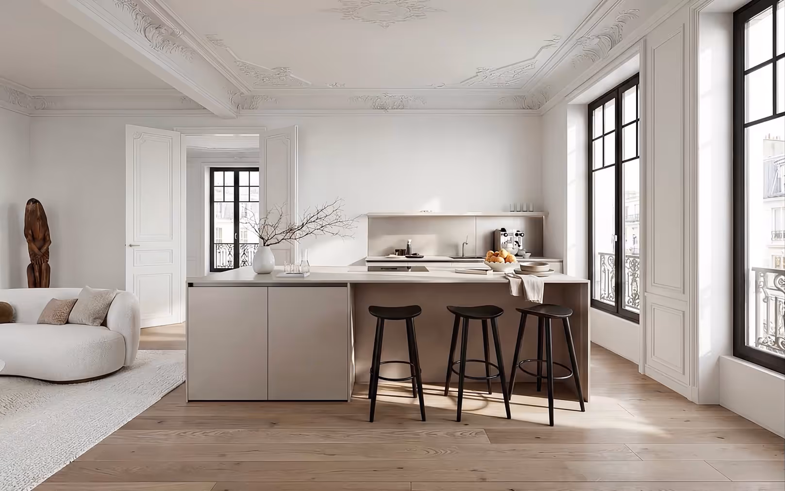 Helle, moderne Küche mit Kochinsel, drei schwarzen Barhockern und großem Fenster mit Blick auf die Stadt.