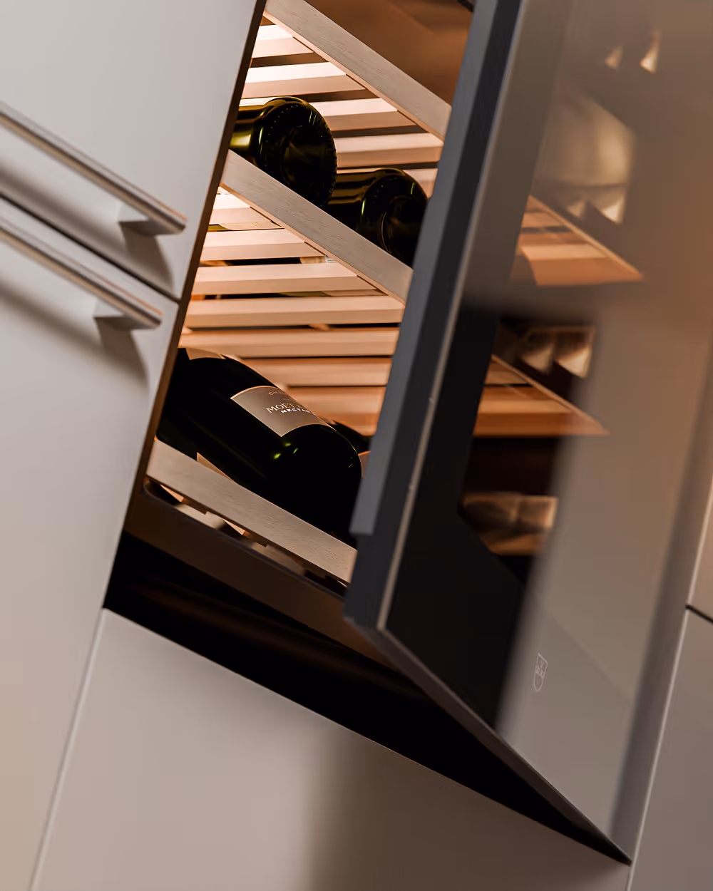 Geöffneter Weinkühlschrank mit holzfarbenen Regalen und grünen Weinflaschen.