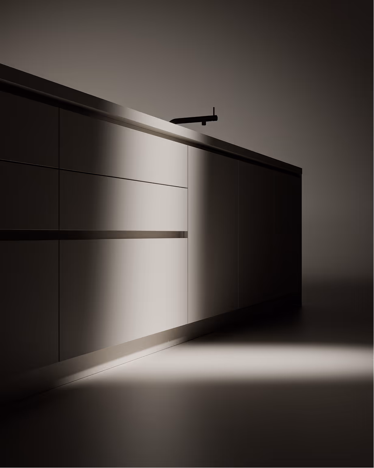 Moderne minimalistische graue Kücheninsel mit integriertem Wasserhahn in gedämpftem Licht.