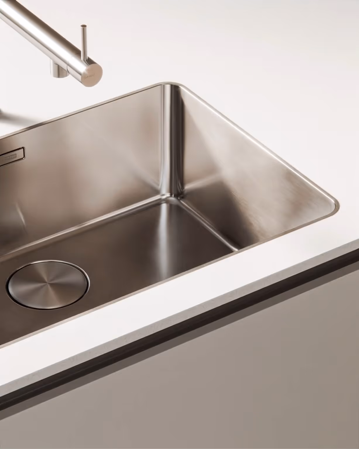 Edelstahl-Küchenspüle mit quadratischer Form und modernem Wasserhahn.