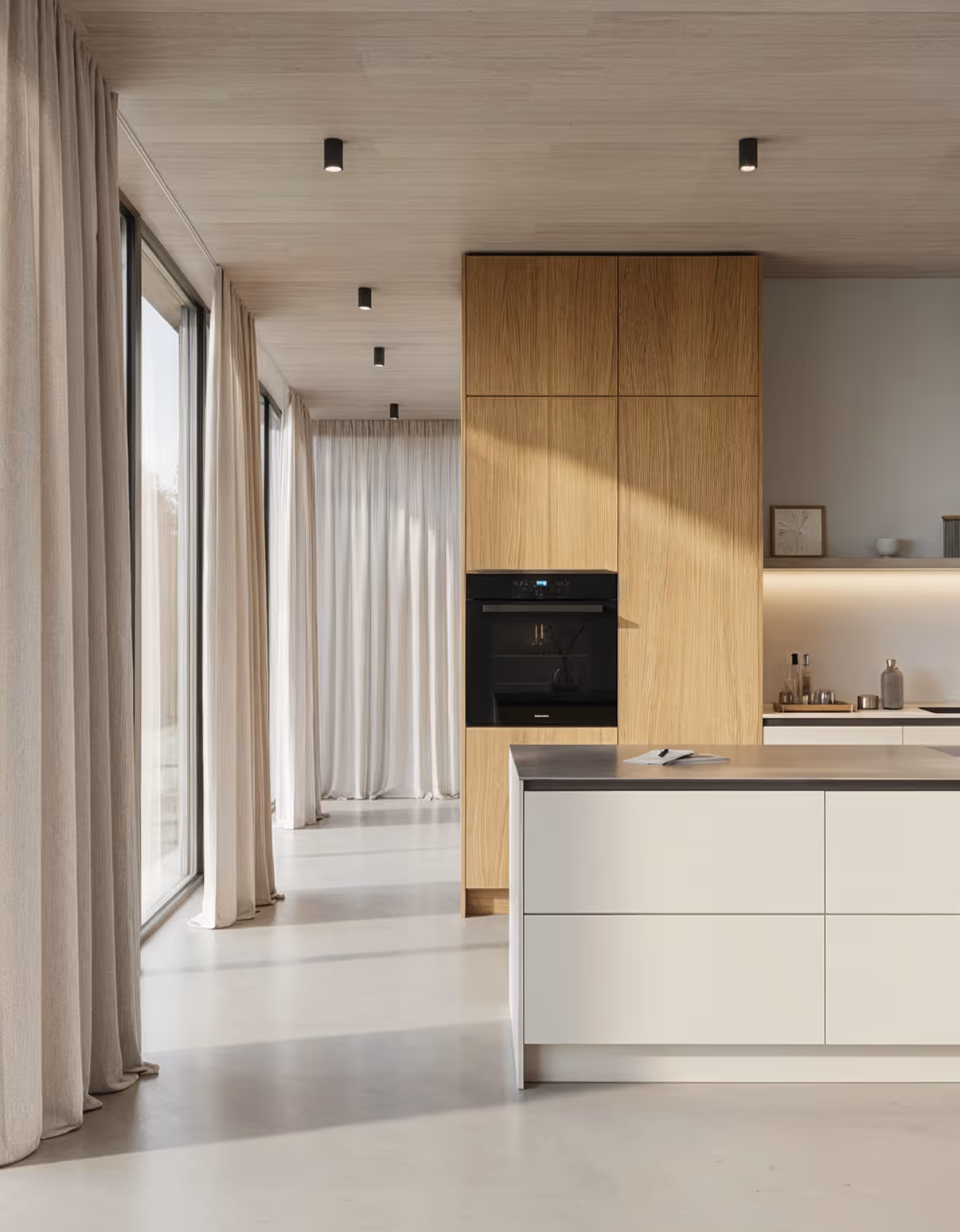 Moderne Küche mit Holzschränken, weißer Insel und großen Fenstern mit hellen Vorhängen.