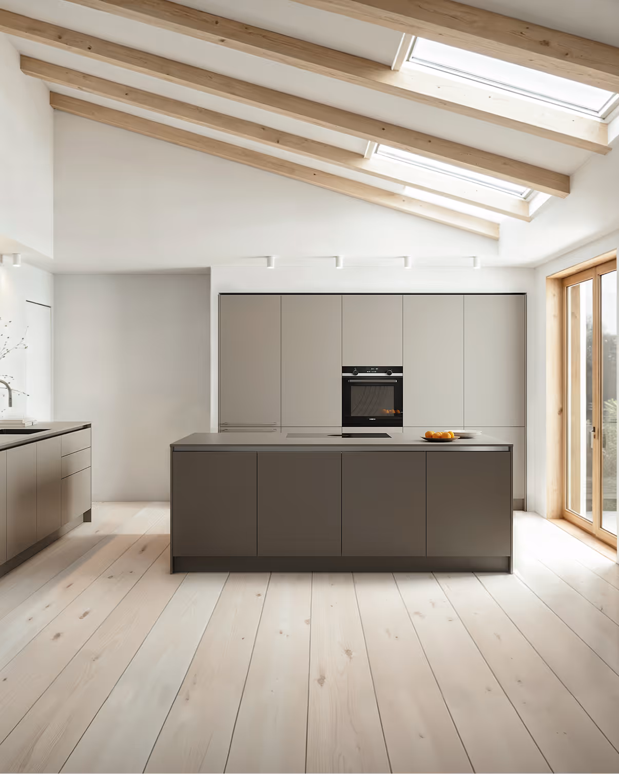 Moderne Küche mit großer Kücheninsel, Backofen, Einbauschränken und Dachfenstern.