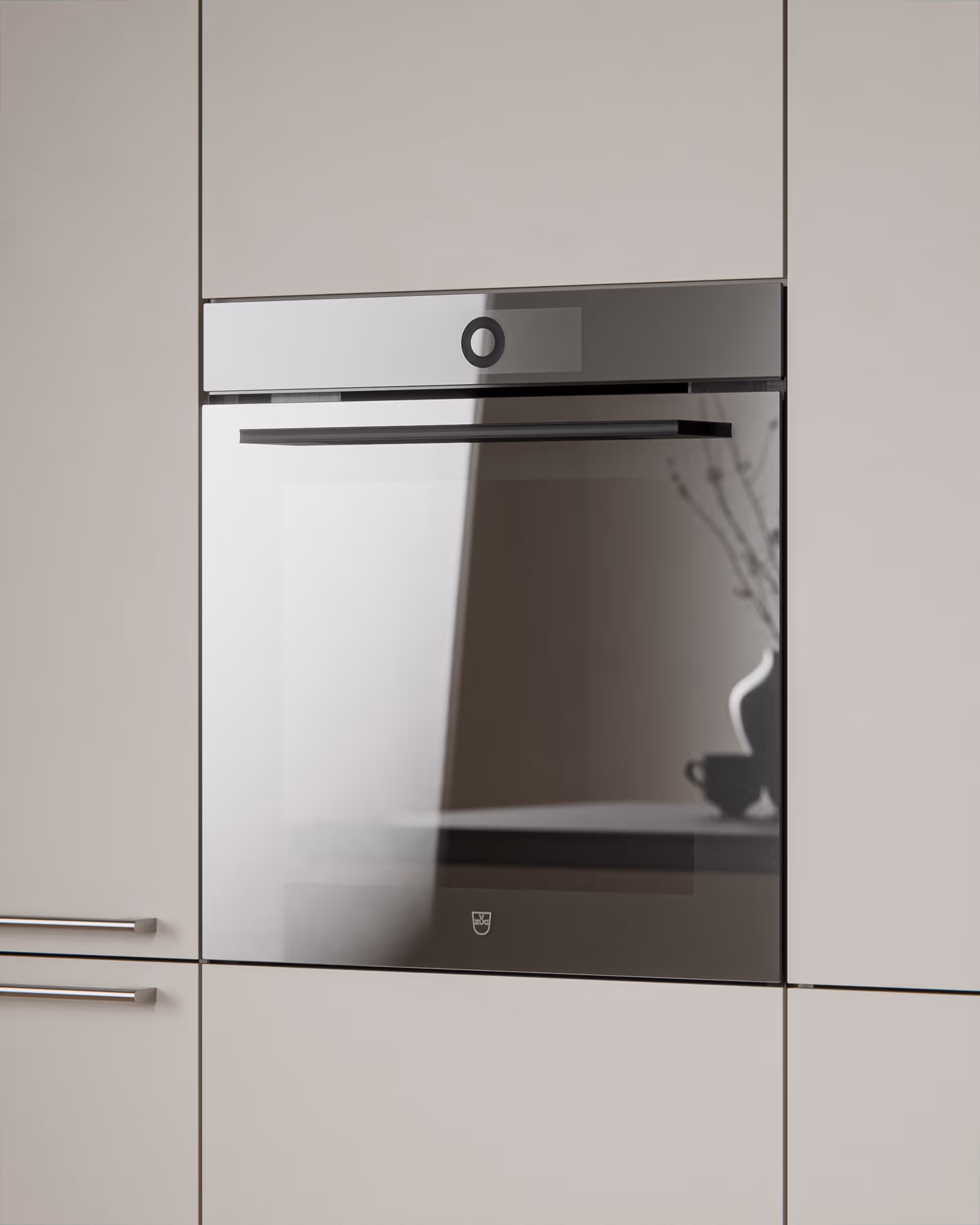 Moderner eingebauter Backofen mit dunkler Glastür in einer cremefarbenen Küchenzeile.