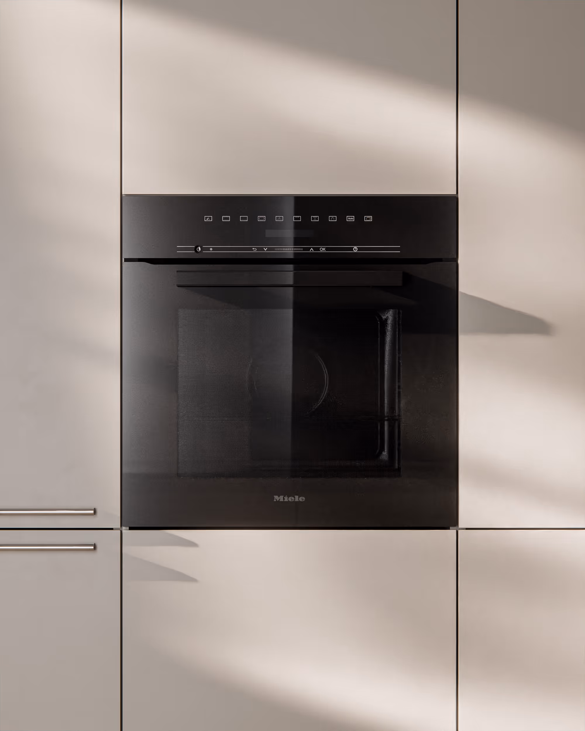 In einen Einbauschrank integrierter schwarzer Miele-Backofen mit digitalem Display.