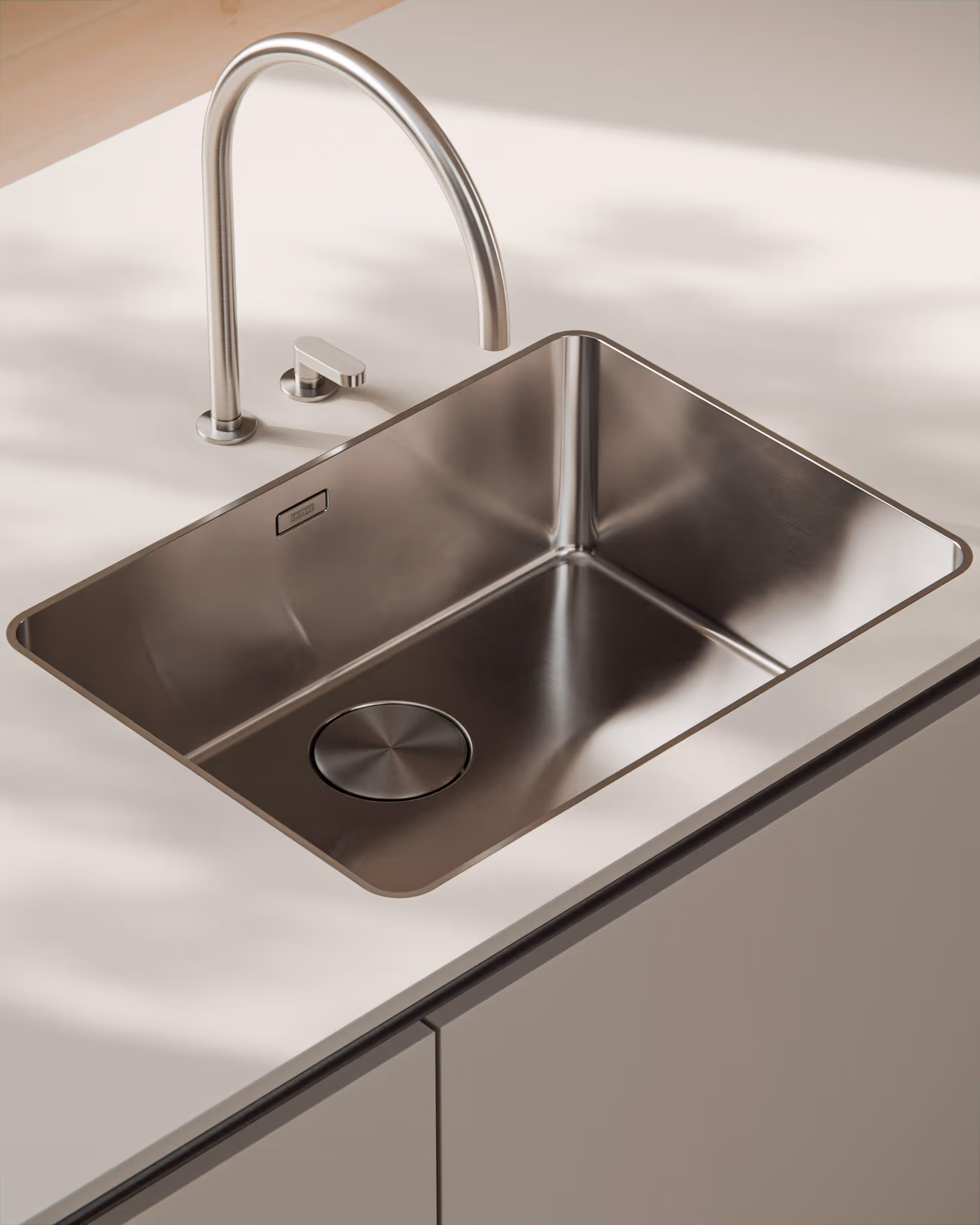 Moderne eingebaute Backofen mit spiegelnder Glasfront in weißer Küchenschrankwand.