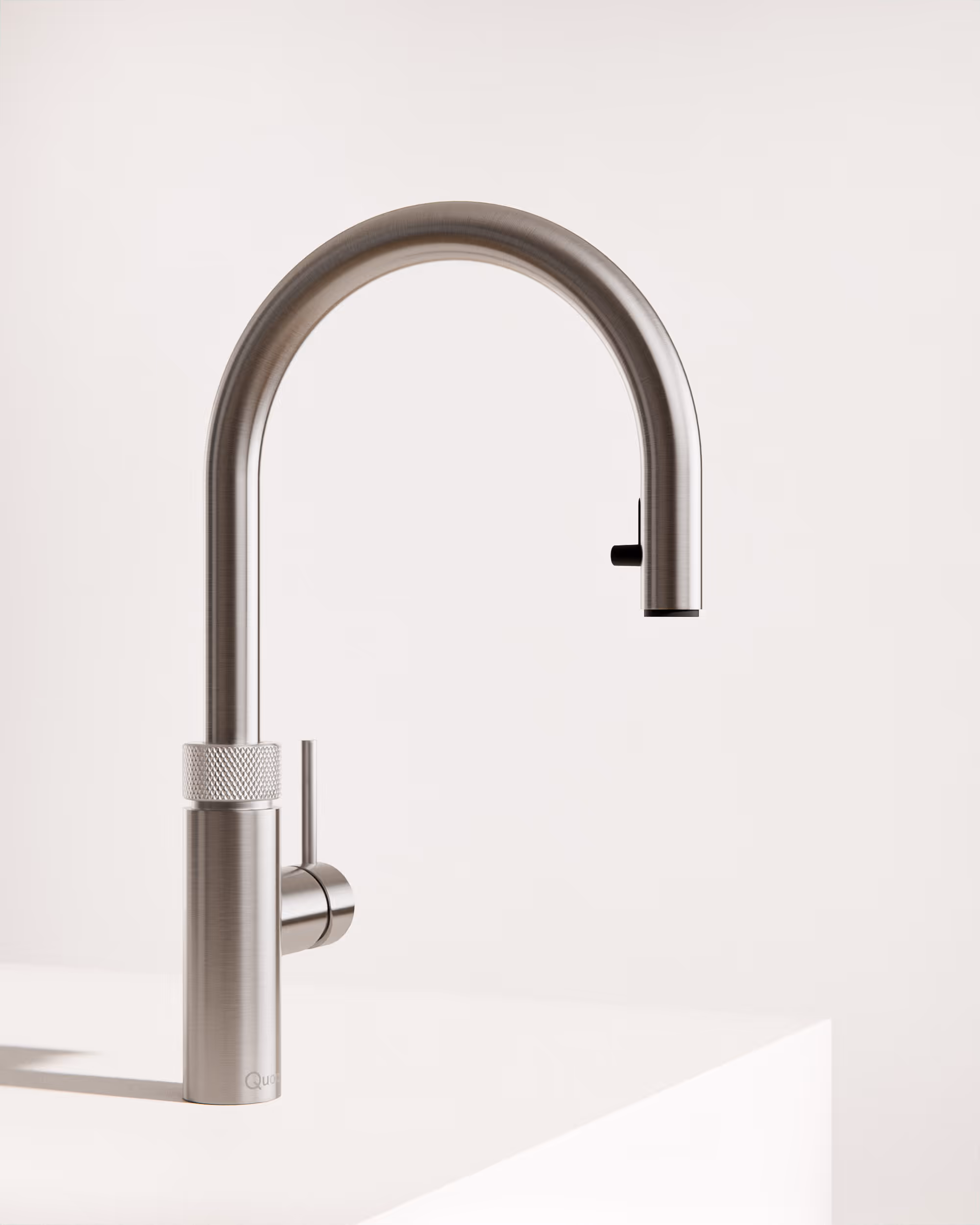 Moderner, gebürsteter Edelstahl-Küchenwasserhahn mit seitlichem Hebel und hohem Bogen.