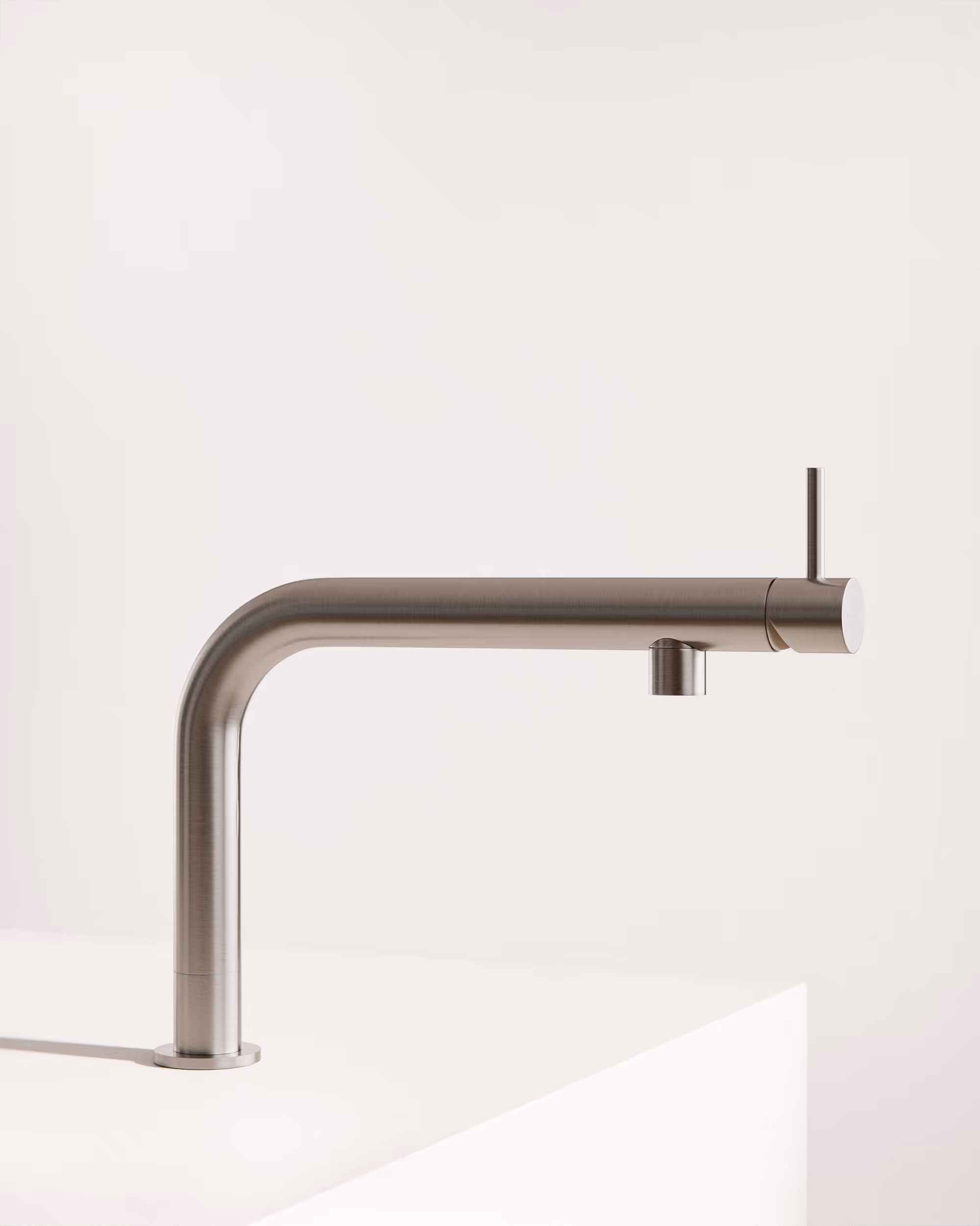 Moderner Küchenwasserhahn aus gebürstetem Edelstahl mit horizontalem Auslauf und Hebelgriff.