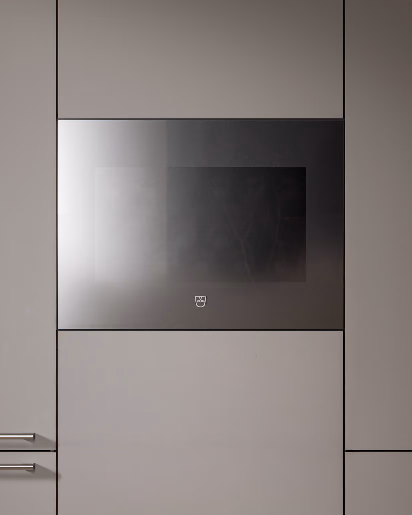 Eingebauter schwarzer Siemens-Backofen mit zwei Drehreglern in weißer Küchenfront.