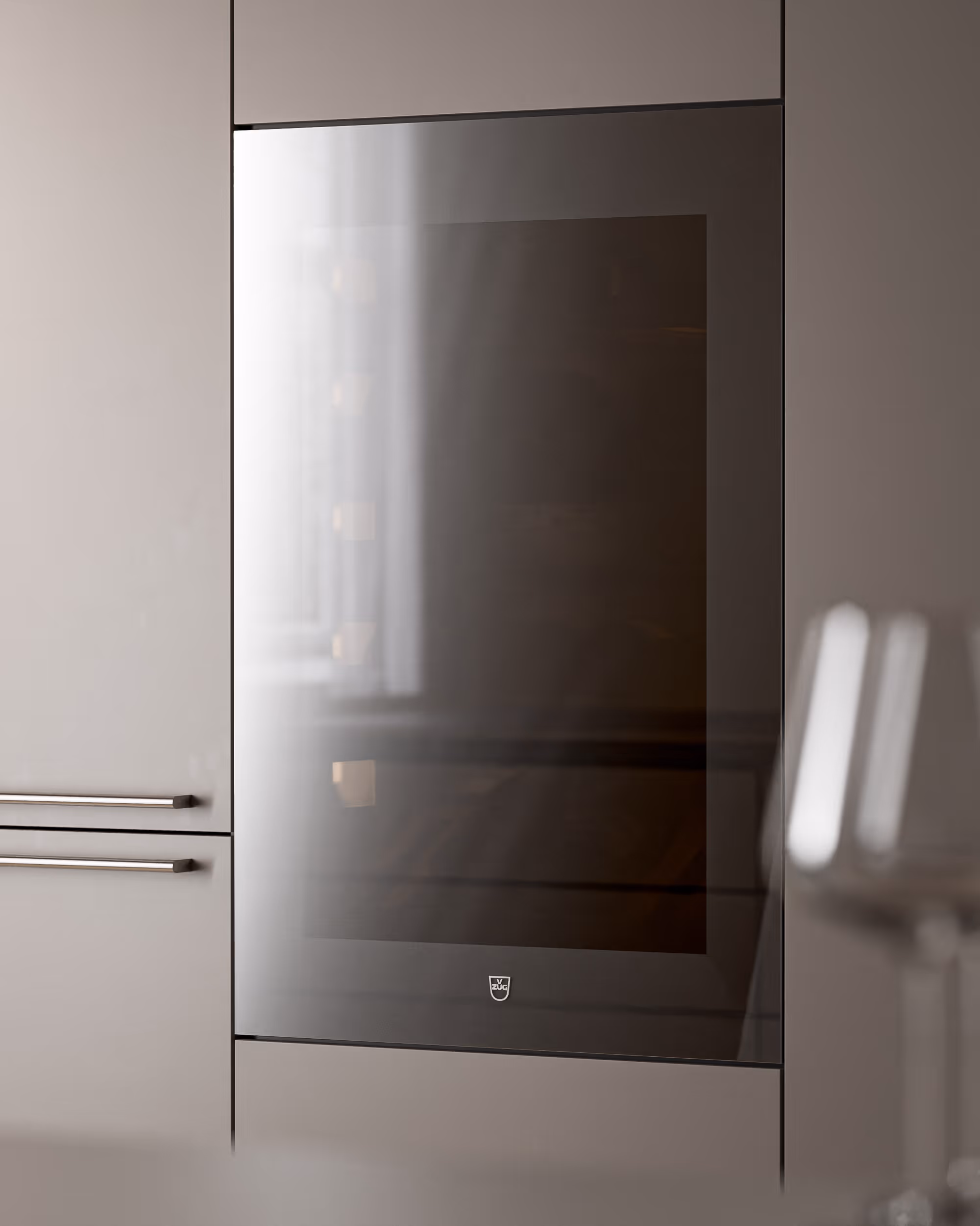 Eingebauter Siemens-Backofen mit halb geöffneter Glastür in moderner weißer Küche.