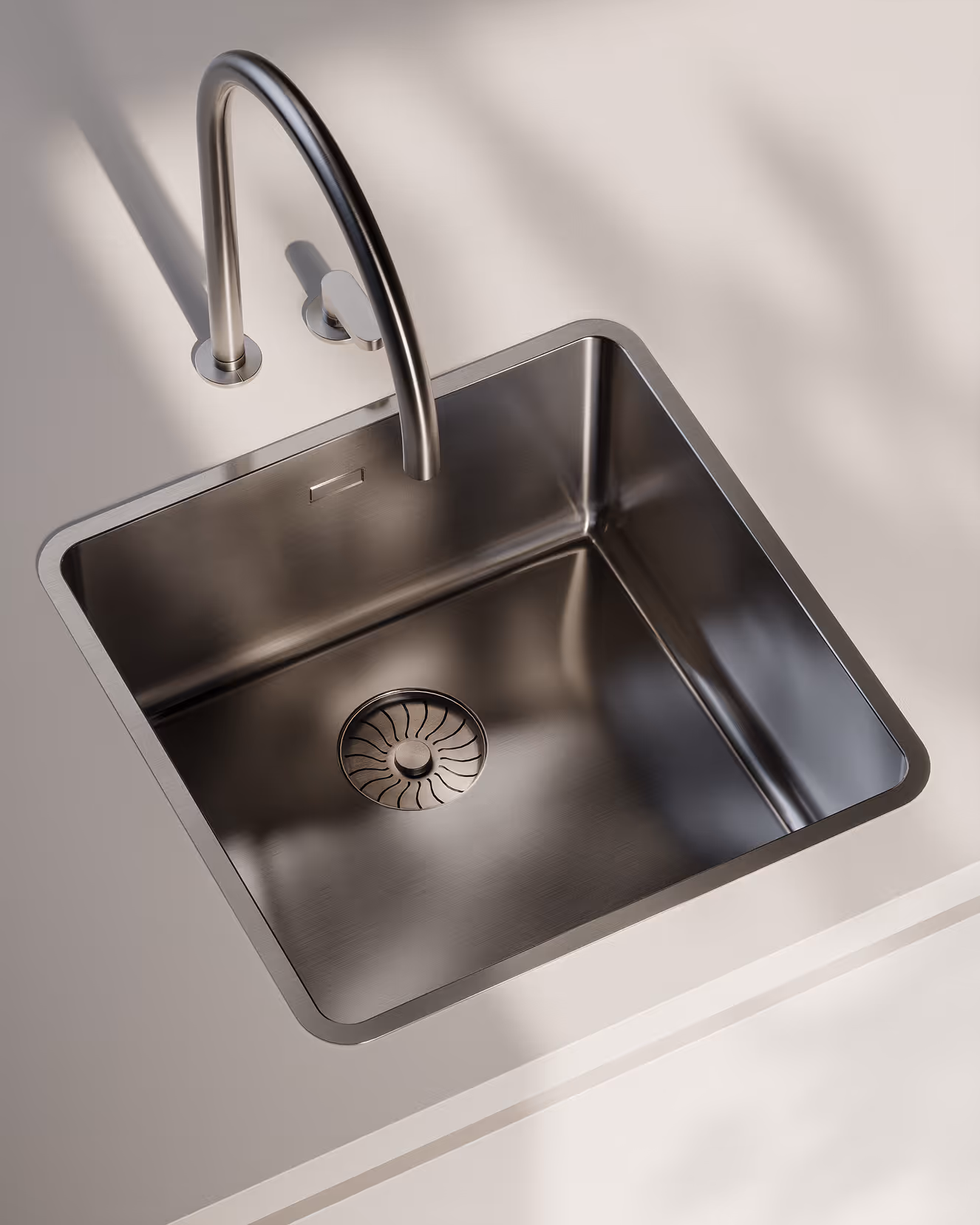 Moderner quadratischer Edelstahl-Küchenspüle mit hohem gebogenem Wasserhahn im weißen Arbeitsbereich.